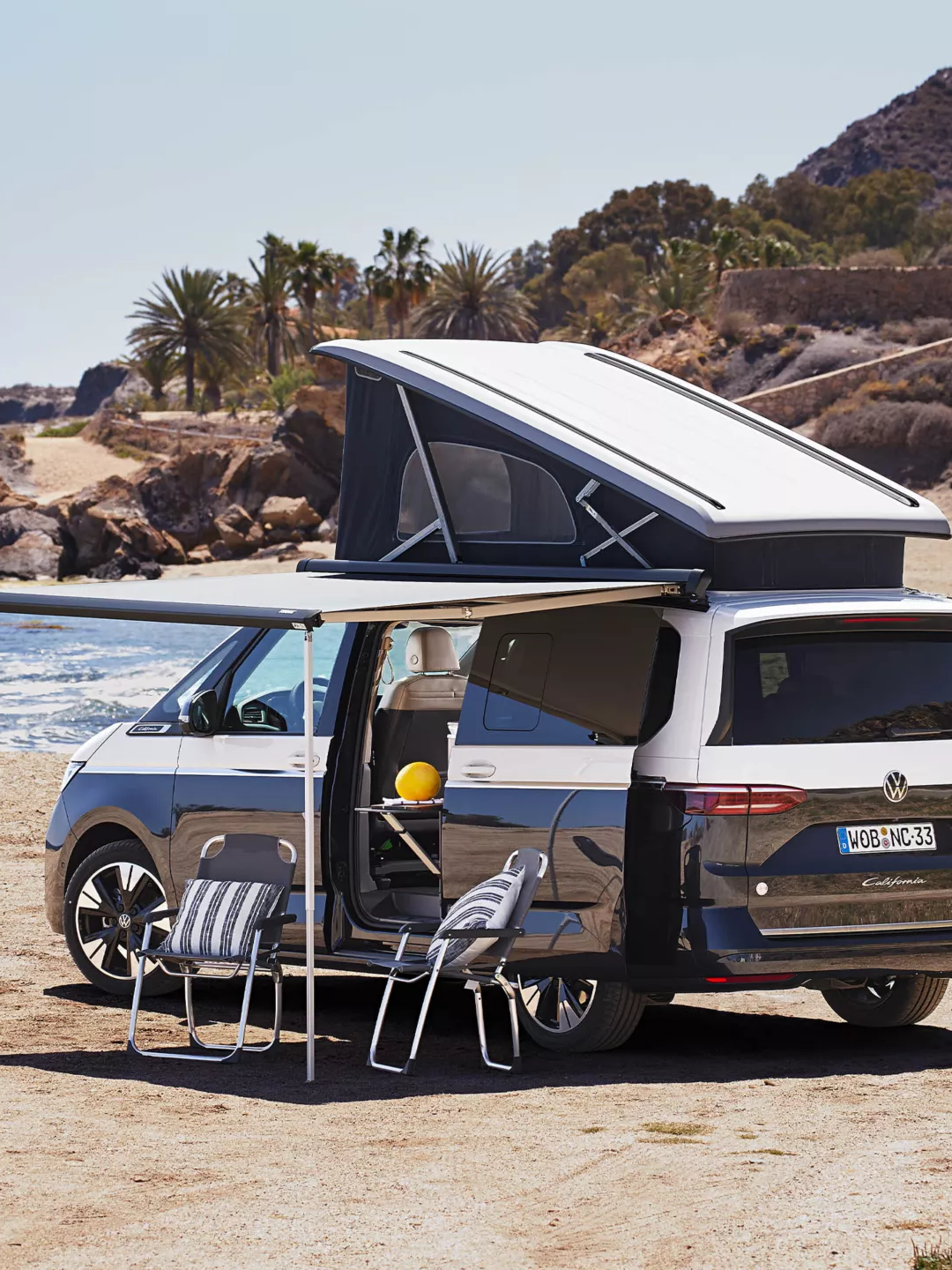 Der neue California mit ausgeklapptem Dach und Marquise, parkt am Strand