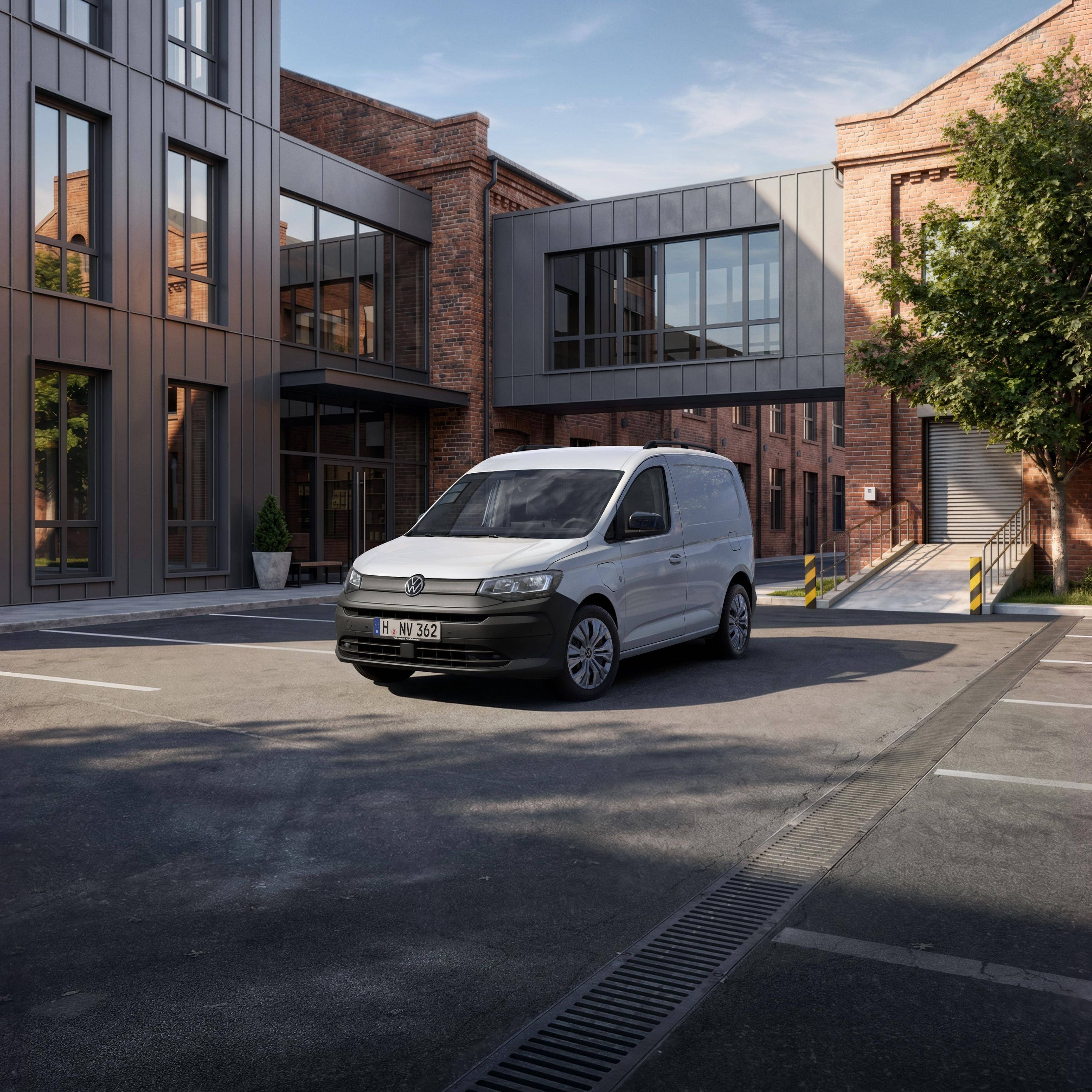 Um Volkswagen Caddy Cargo estacionada à frente de prédios.