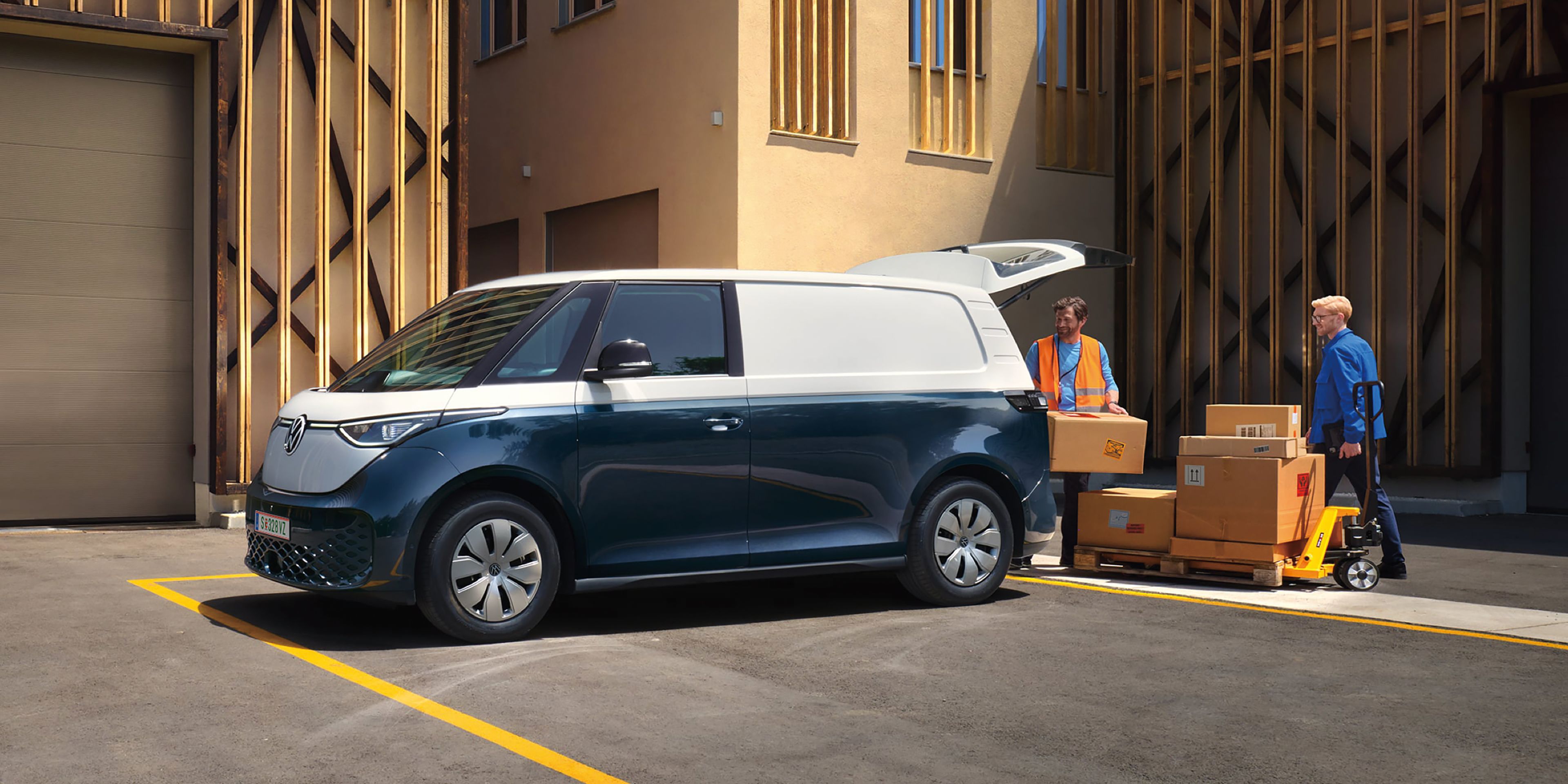 O ID. Buzz Cargo estacionado num pátio interior a ser carregado.