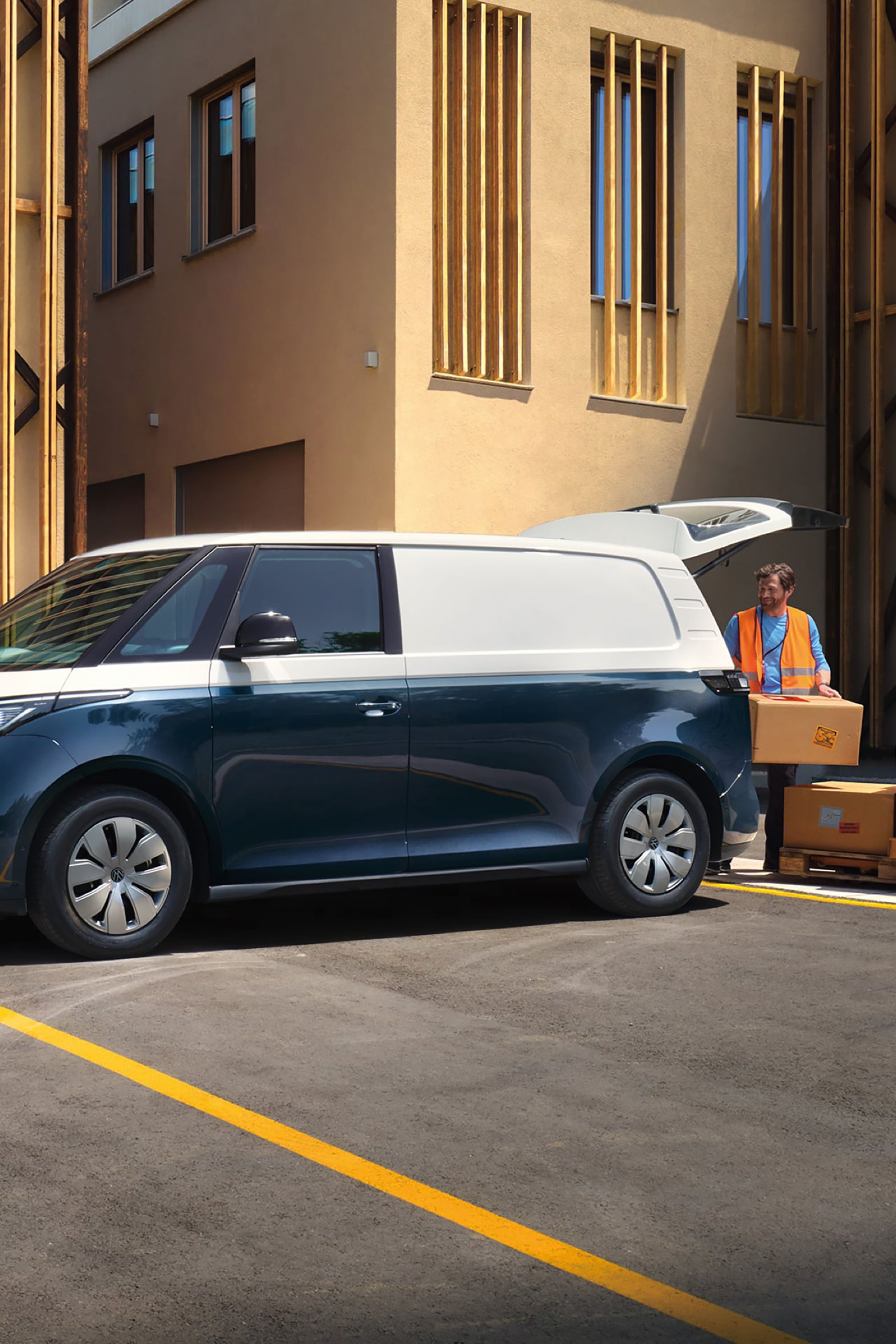 O ID. Buzz Cargo estacionado num pátio interior a ser carregado.