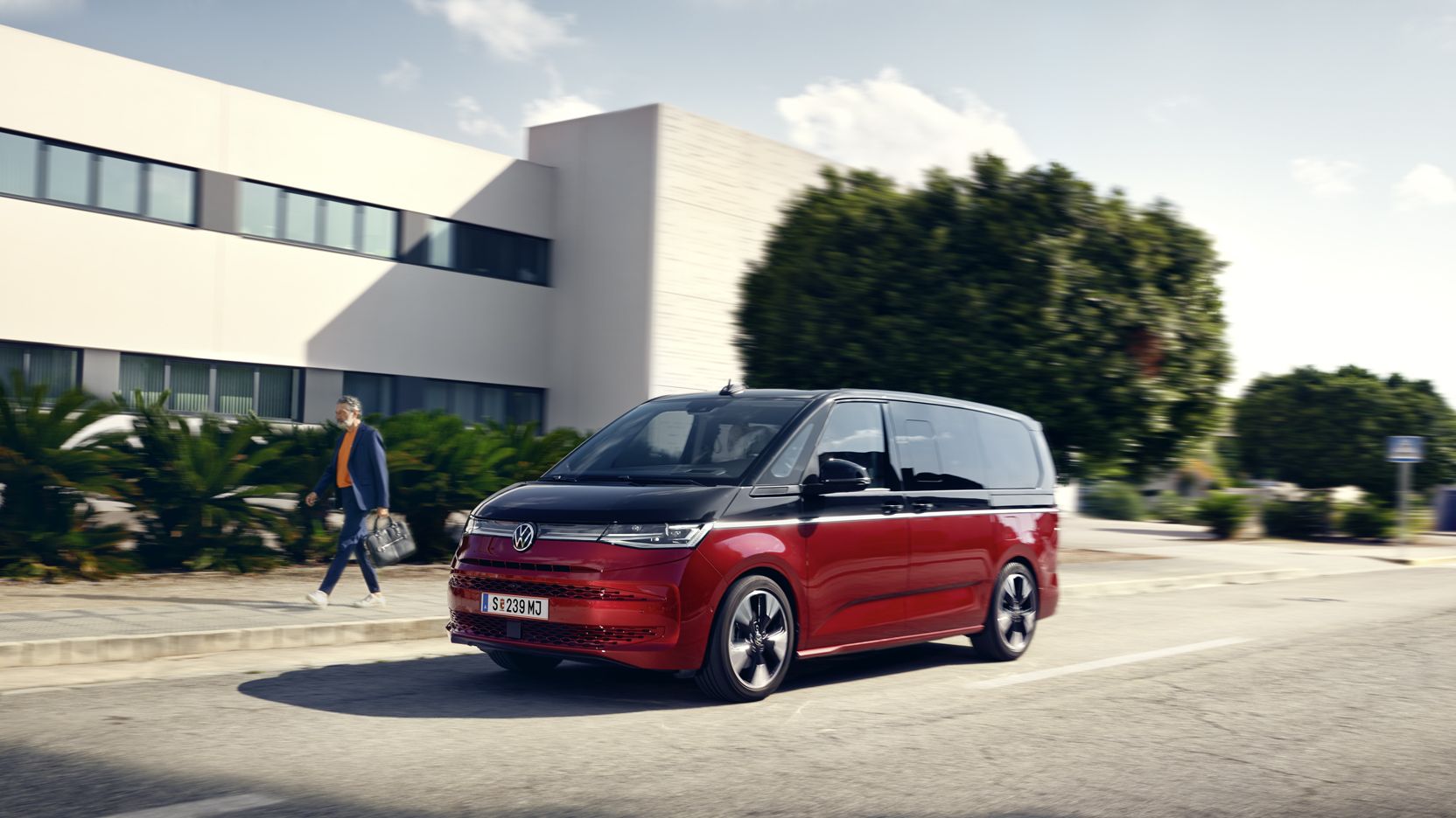 Der neue Multivan T7 VW steht auf einer Straße vor einem Gebäude
