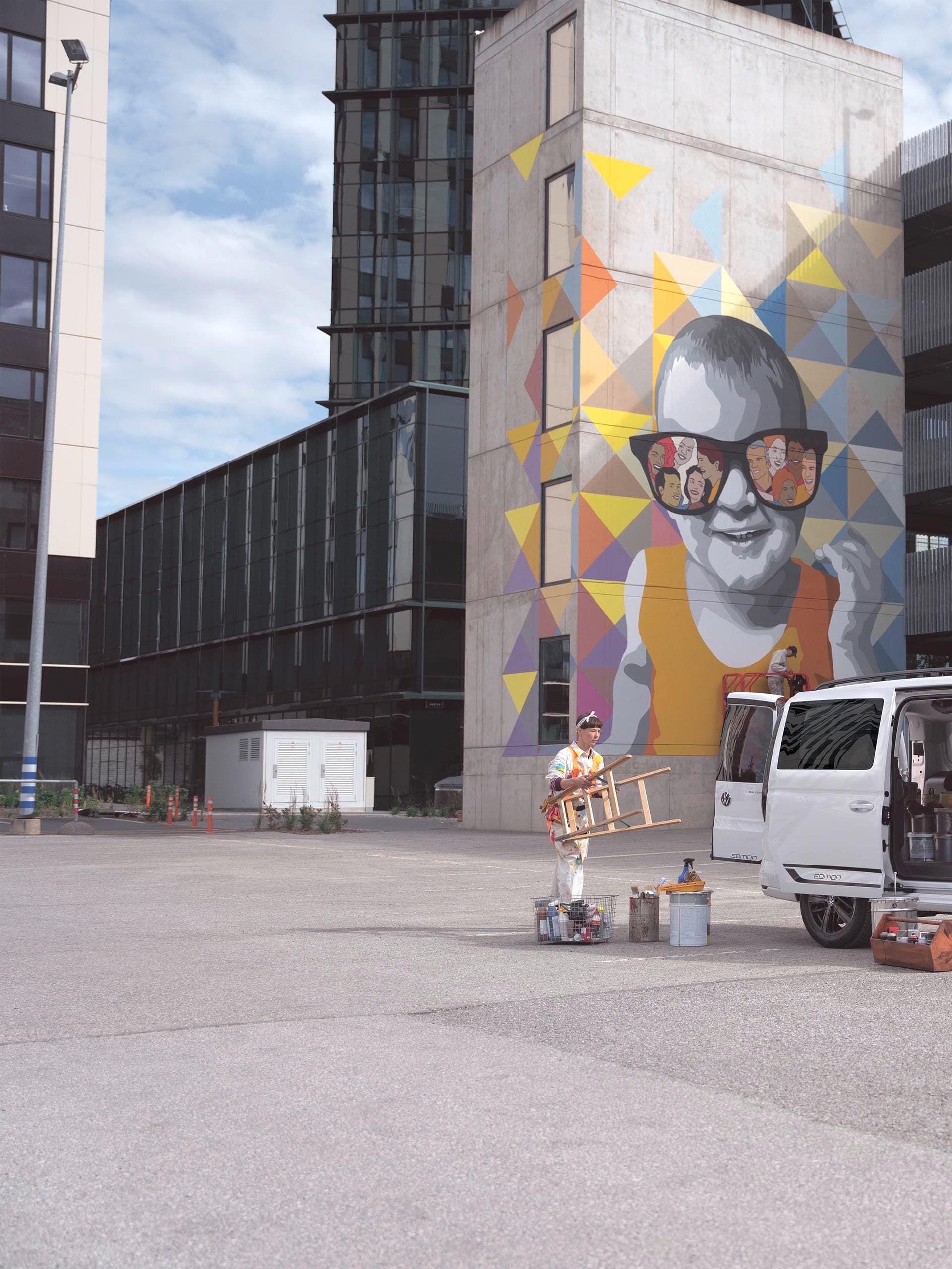 Uma mulher a transportar artigos de trabalho no Volkswagen Caddy. 