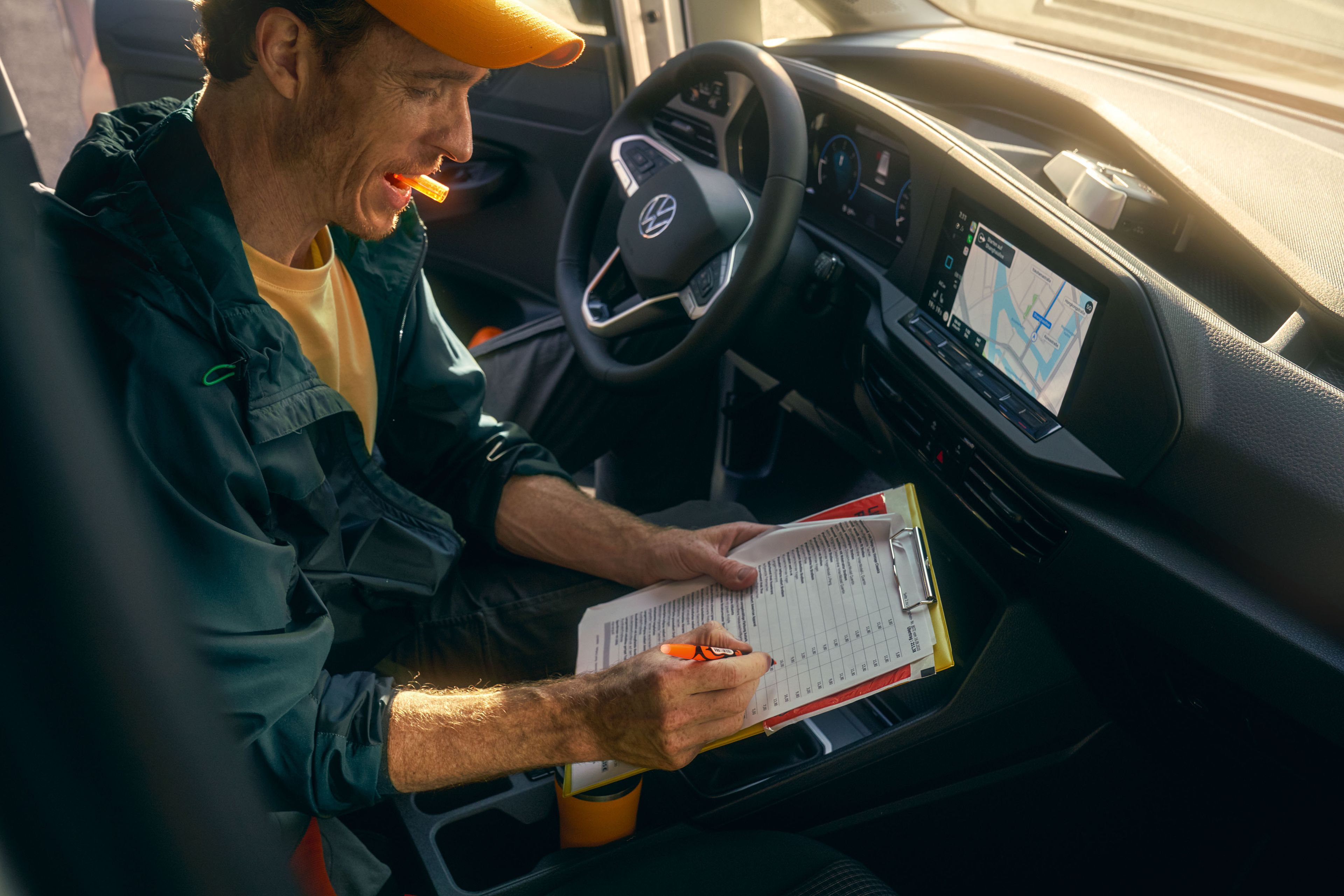 O interior da nova carrinha furgão VW Caddy Cargo.