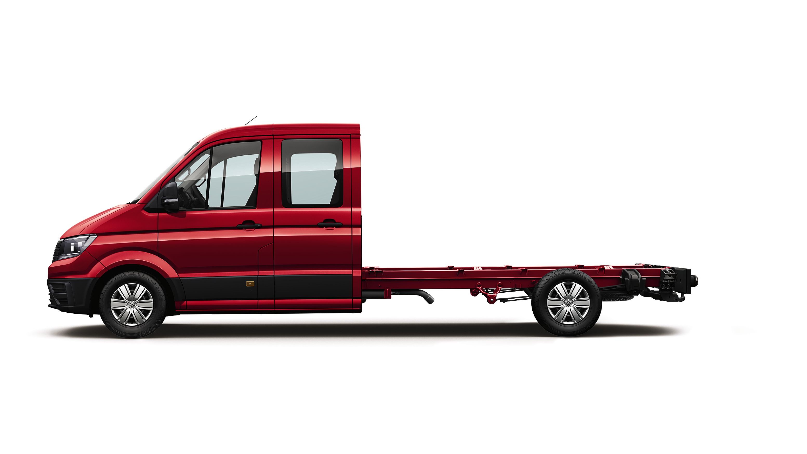 Uma carrinha Volkswagen Crafter Chassis vermelha com distância longa entre eixos e cabina dupla