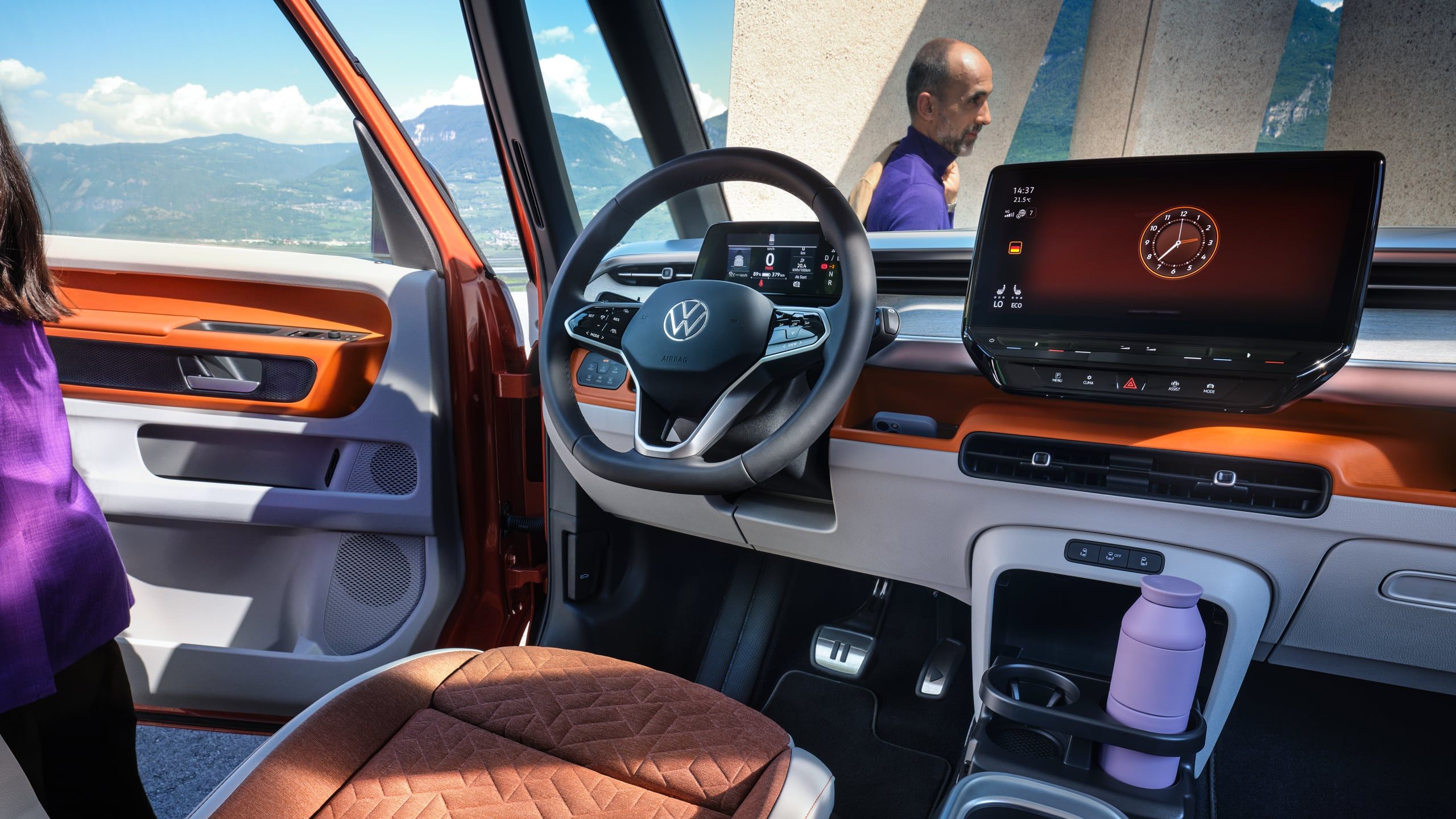 O interior em "Saffron Orange-Mistral".