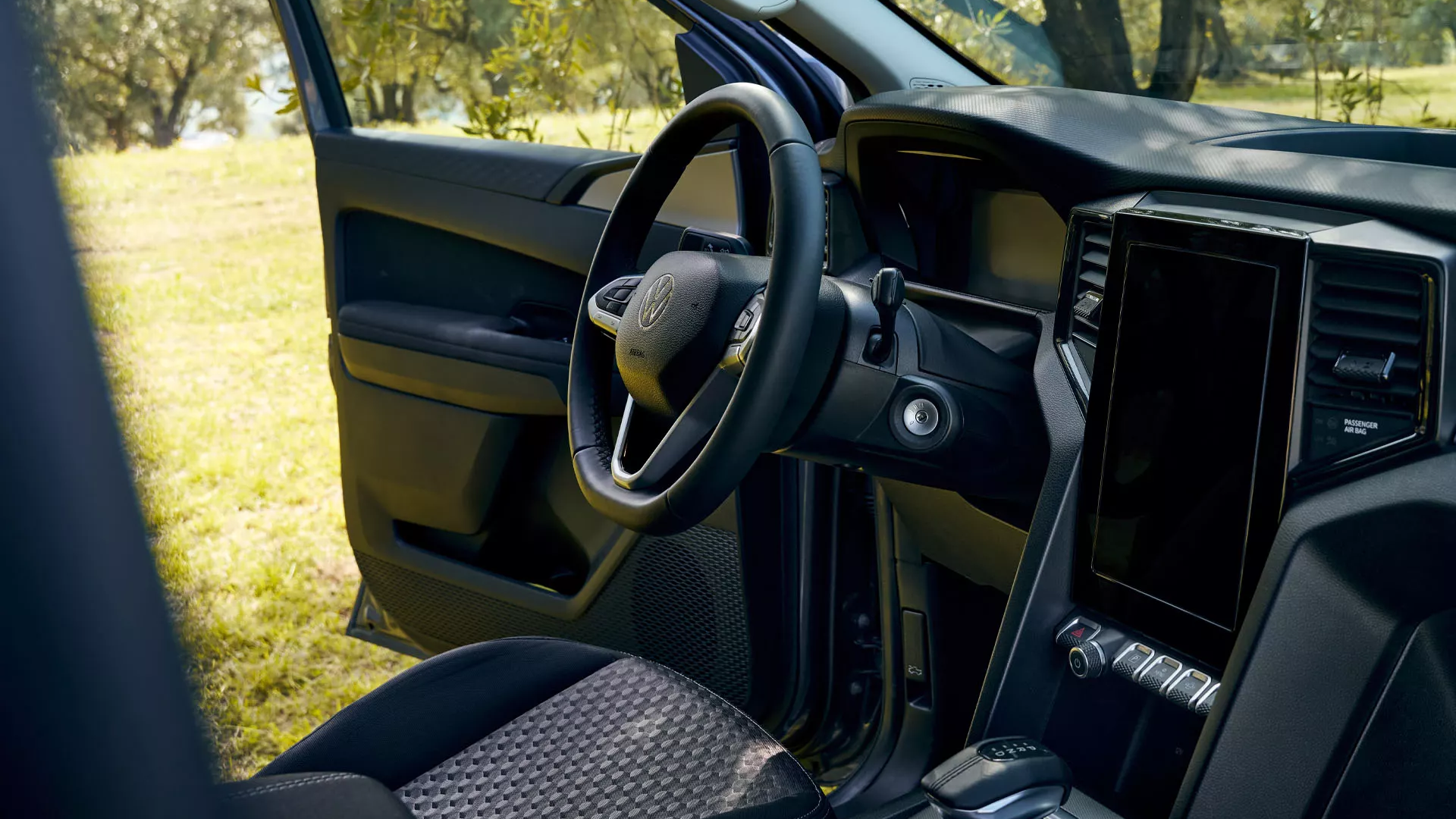 Ecrã de grandes dimensões no painel de instrumentos do VW Amarok.