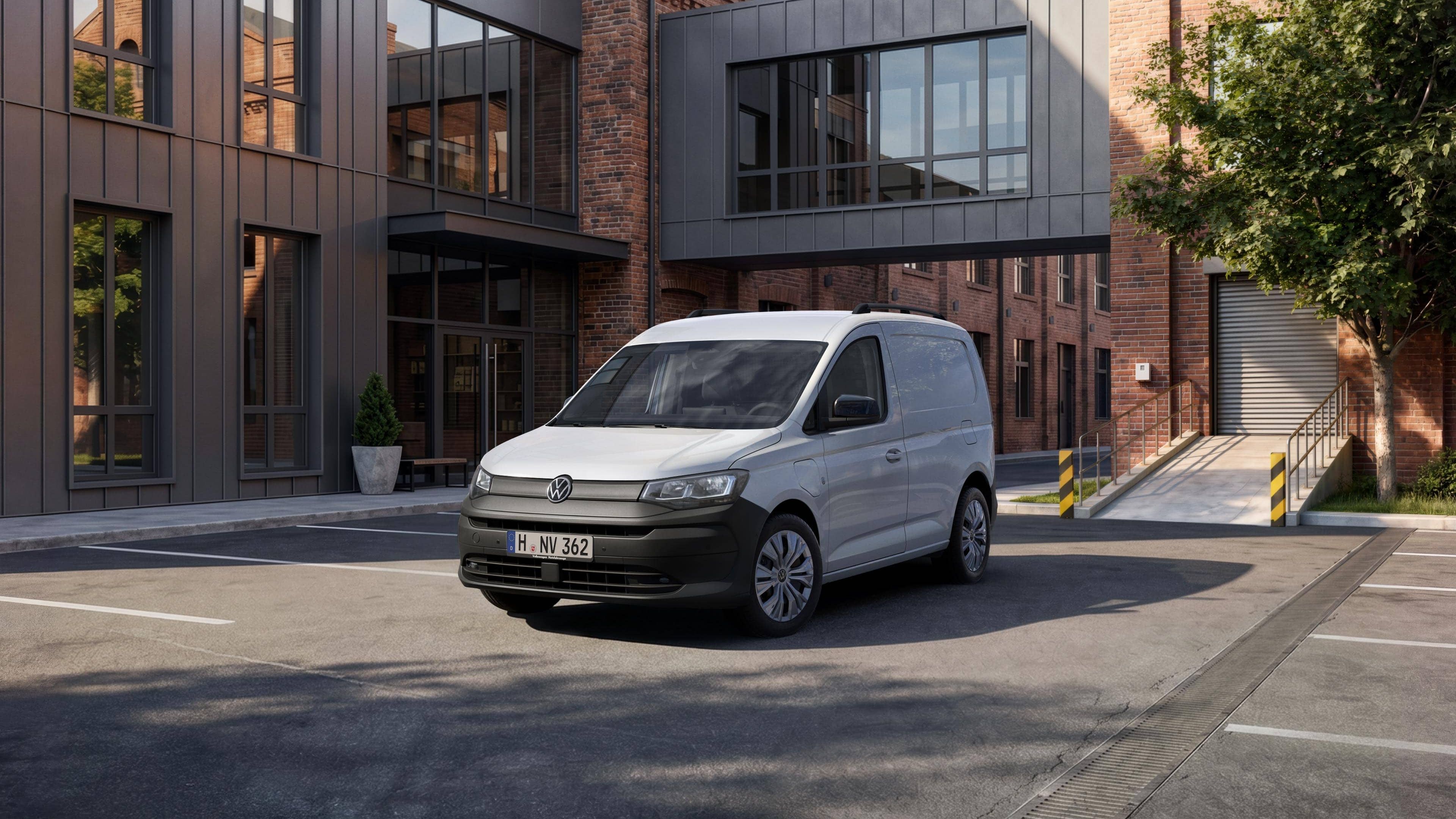 Um Volkswagen Caddy Cargo estacionada à frente de prédios.