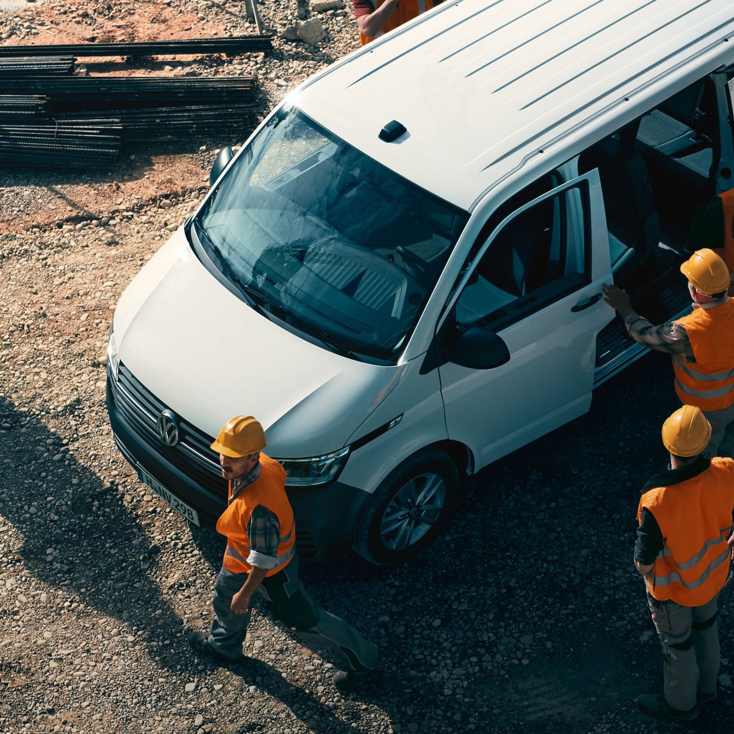 Vista do topo do Transporter 6.1 Kombi num cenário de construções 