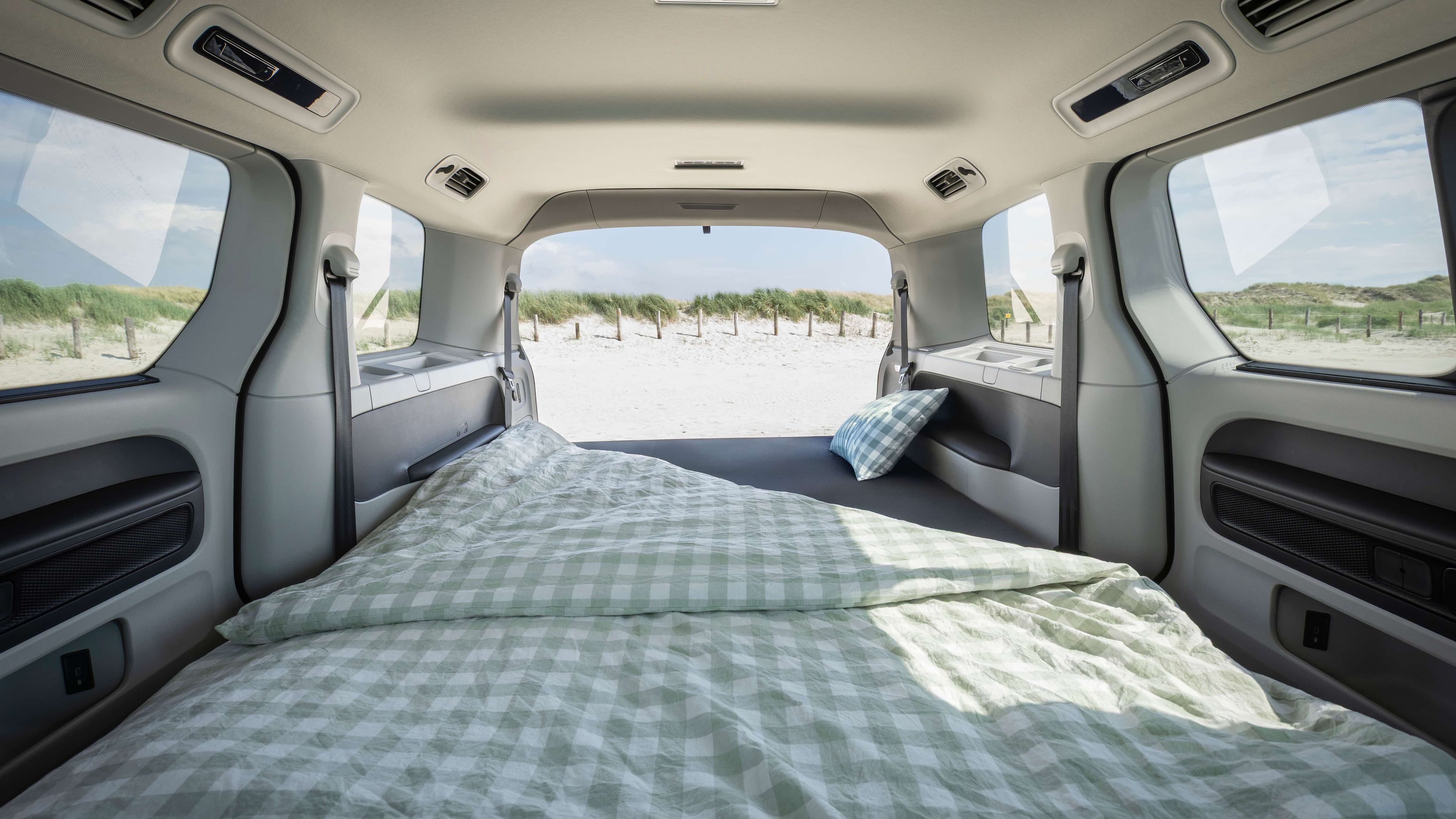 Volkswagen ID. Buzz Pacote Boa Noite com uma estrutura de cama e colchão dobrável à medida 