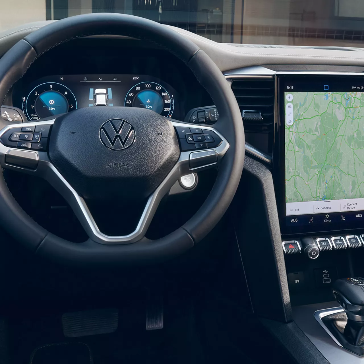 Cokcpit digital Volkswagen Amarok, vista do volante e infotainment