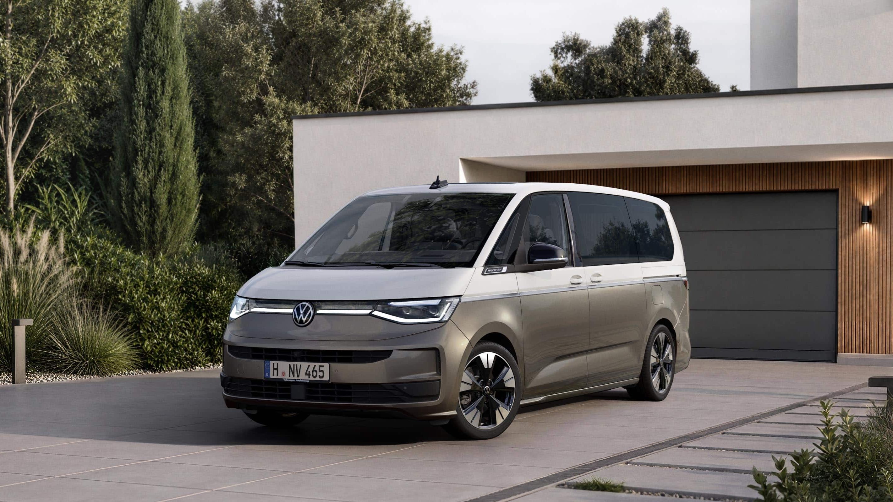 VW Multivan num caminho de acesso em frente a uma casa moderna.