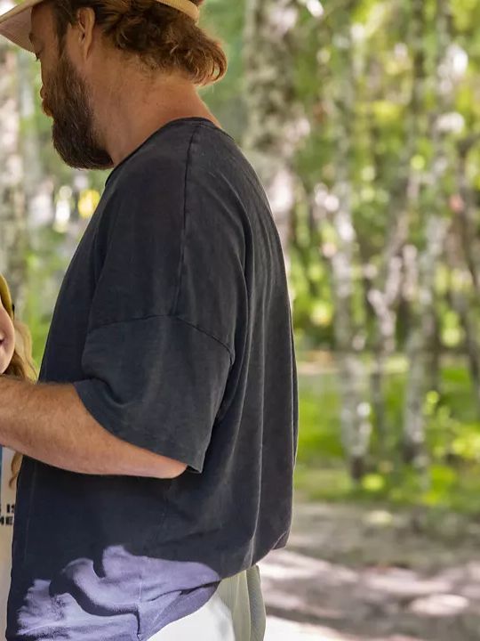 Um pai cozinha no fogão da Volkswagen California.