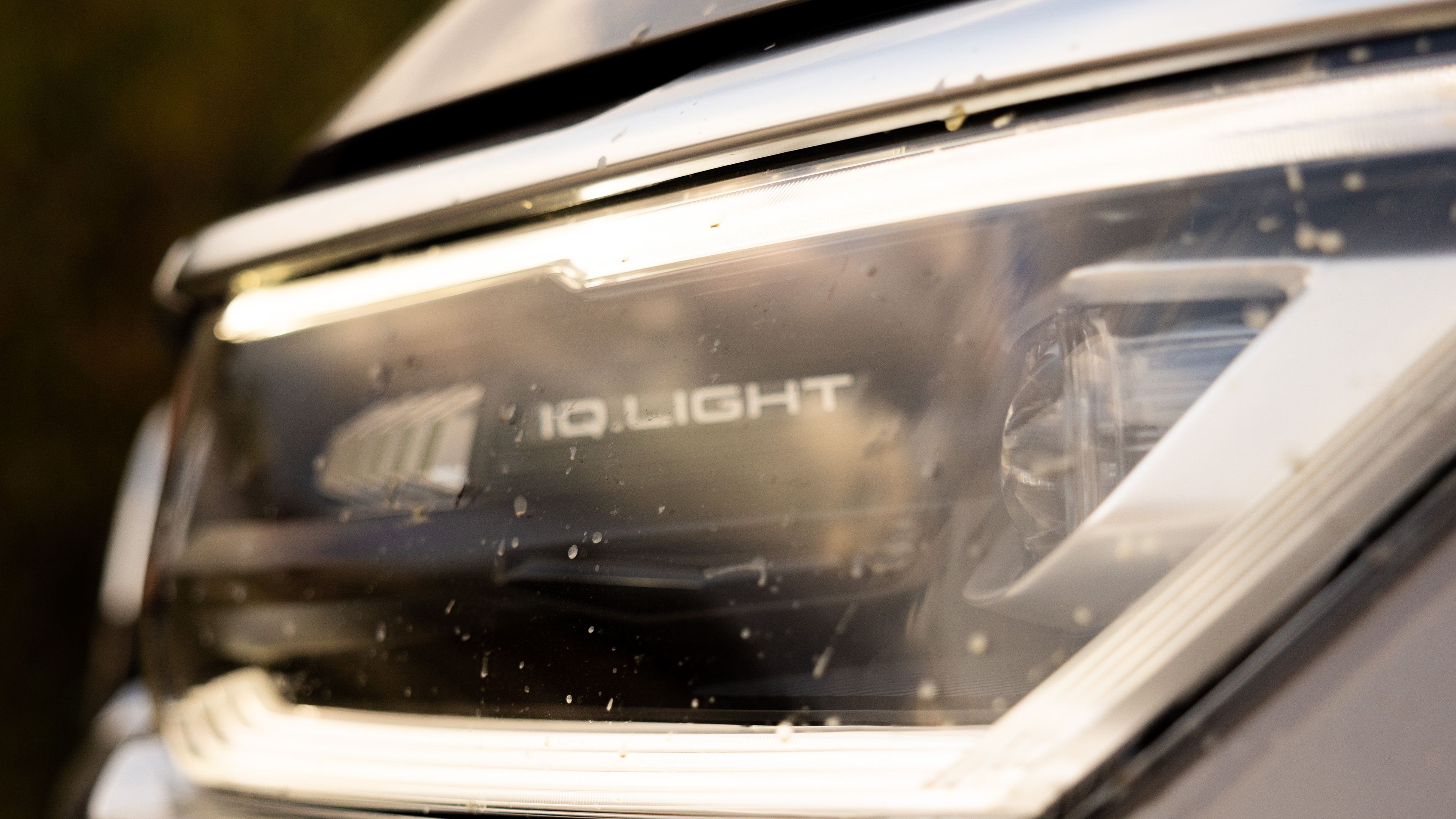 Os faróis LED Matrix IQ. Light do VW Amarok em grande plano.