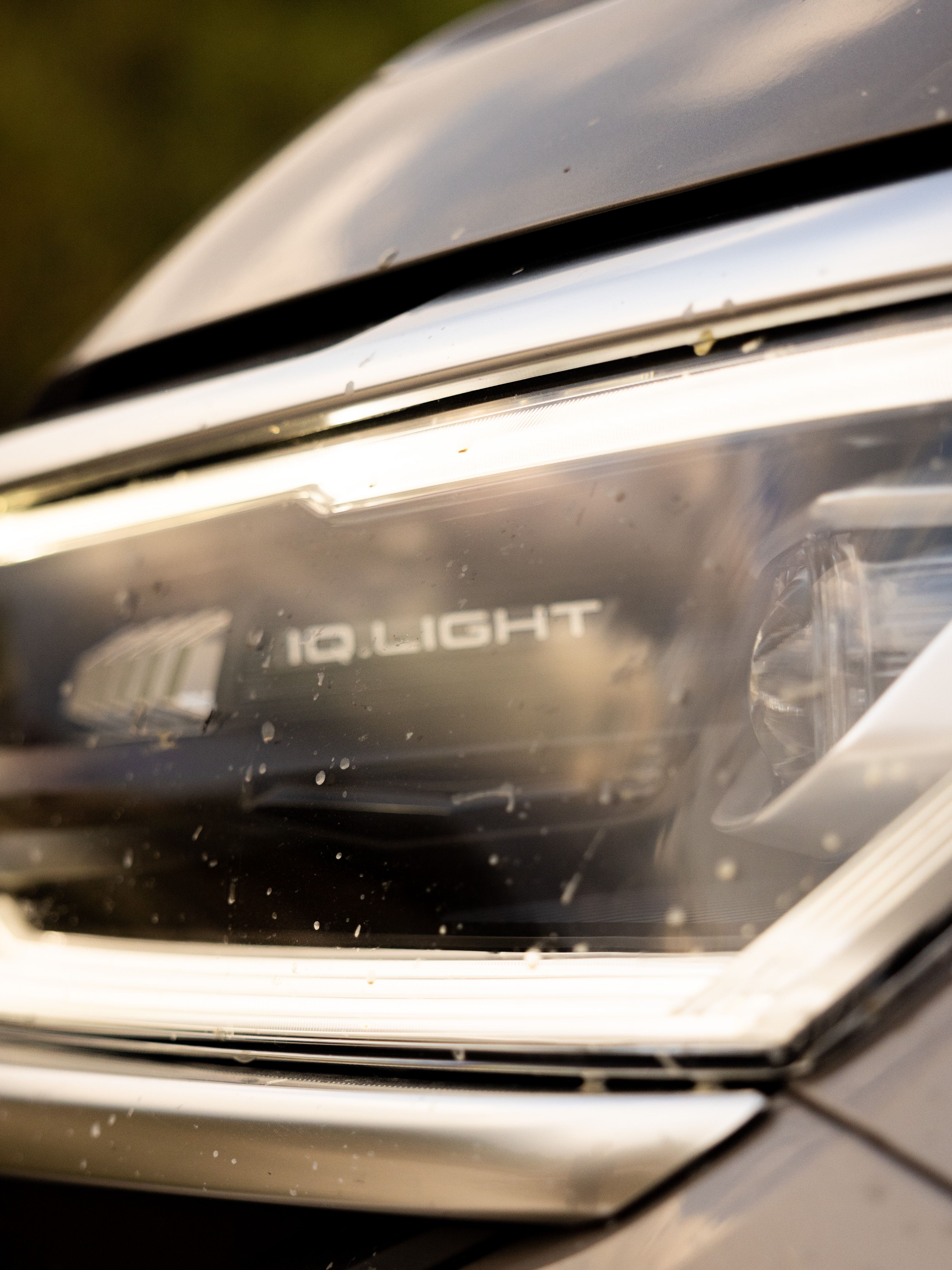 Os faróis LED Matrix IQ. Light do VW Amarok em grande plano.