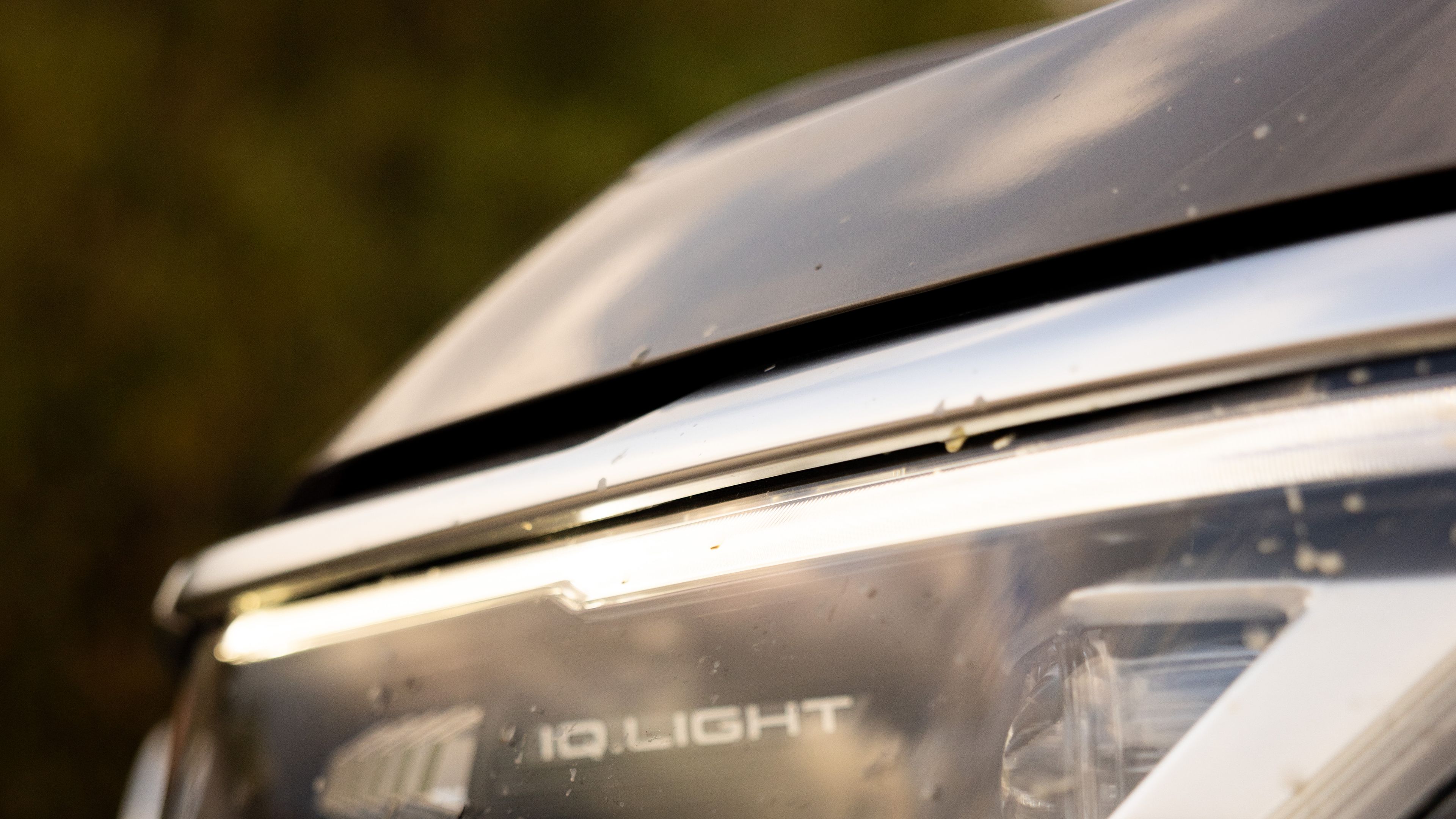 Os faróis LED Matrix IQ. Light do VW Amarok em grande plano.