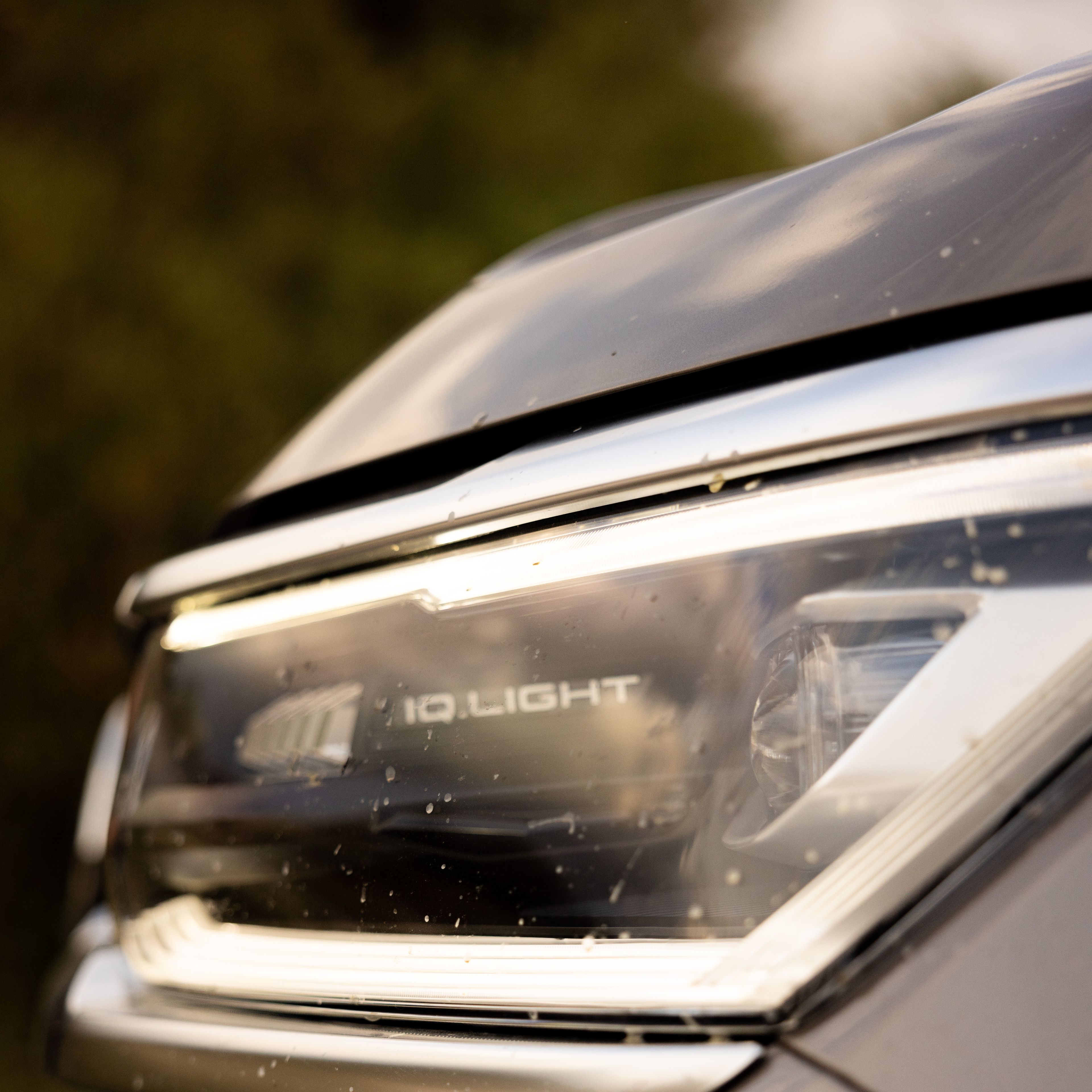 Os faróis LED Matrix IQ. Light do VW Amarok em grande plano.