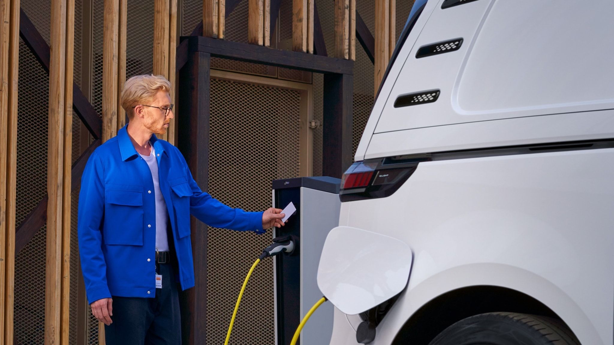 Ewan McGregor an einem elektrifiziertem VW T1 Bulli.