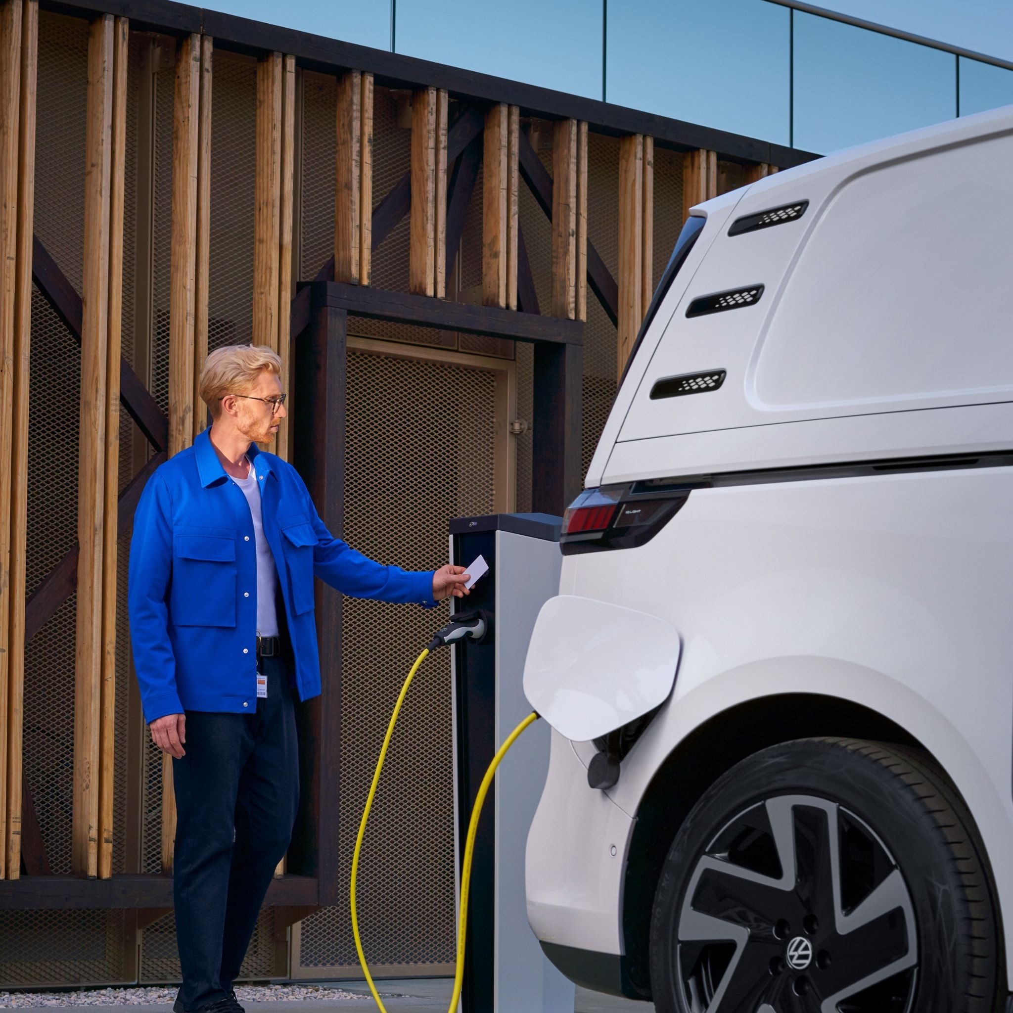 Ewan McGregor an einem elektrifiziertem VW T1 Bulli.