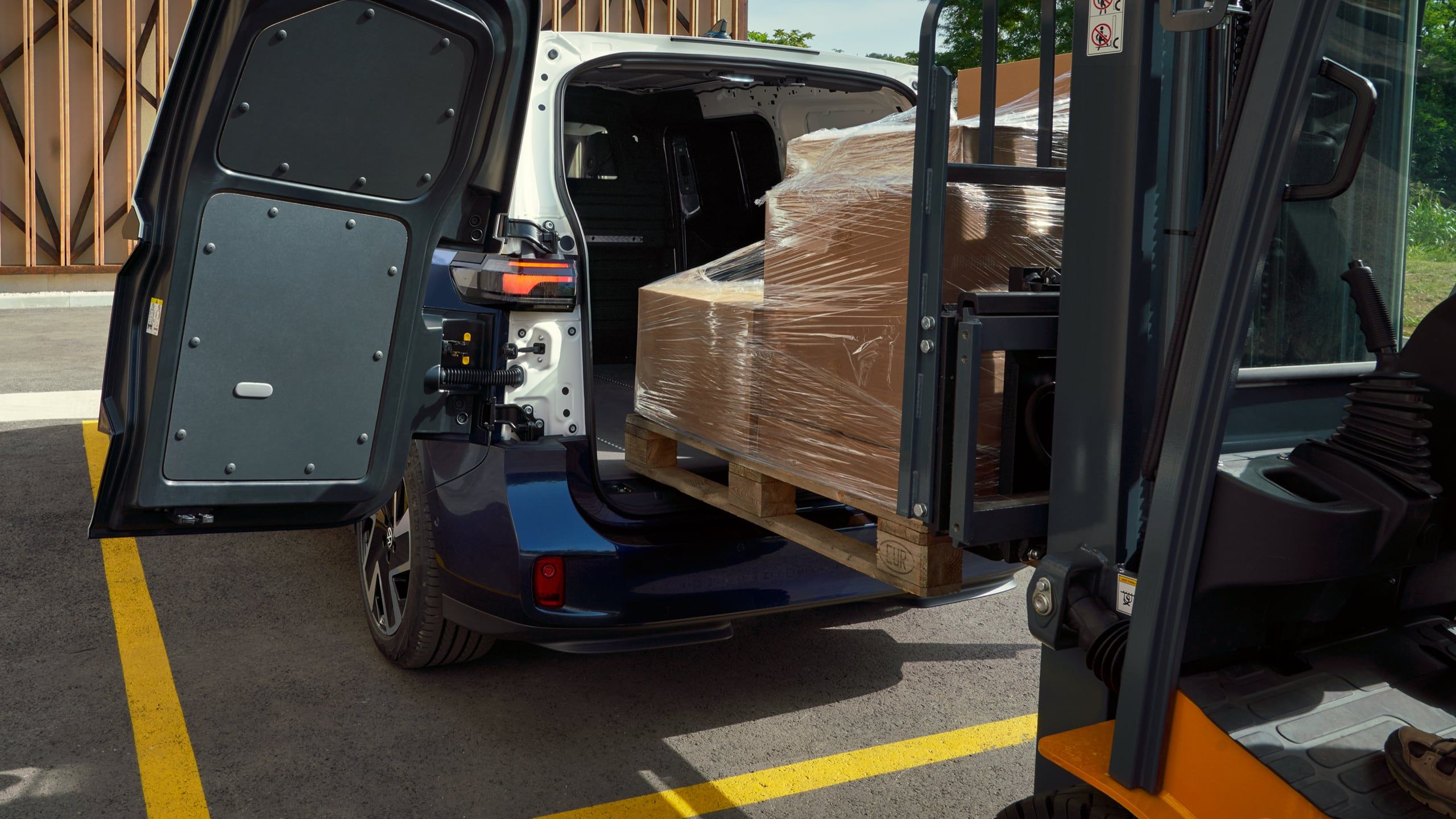 O ID. Buzz Cargo a ser carregado por um empilhador.