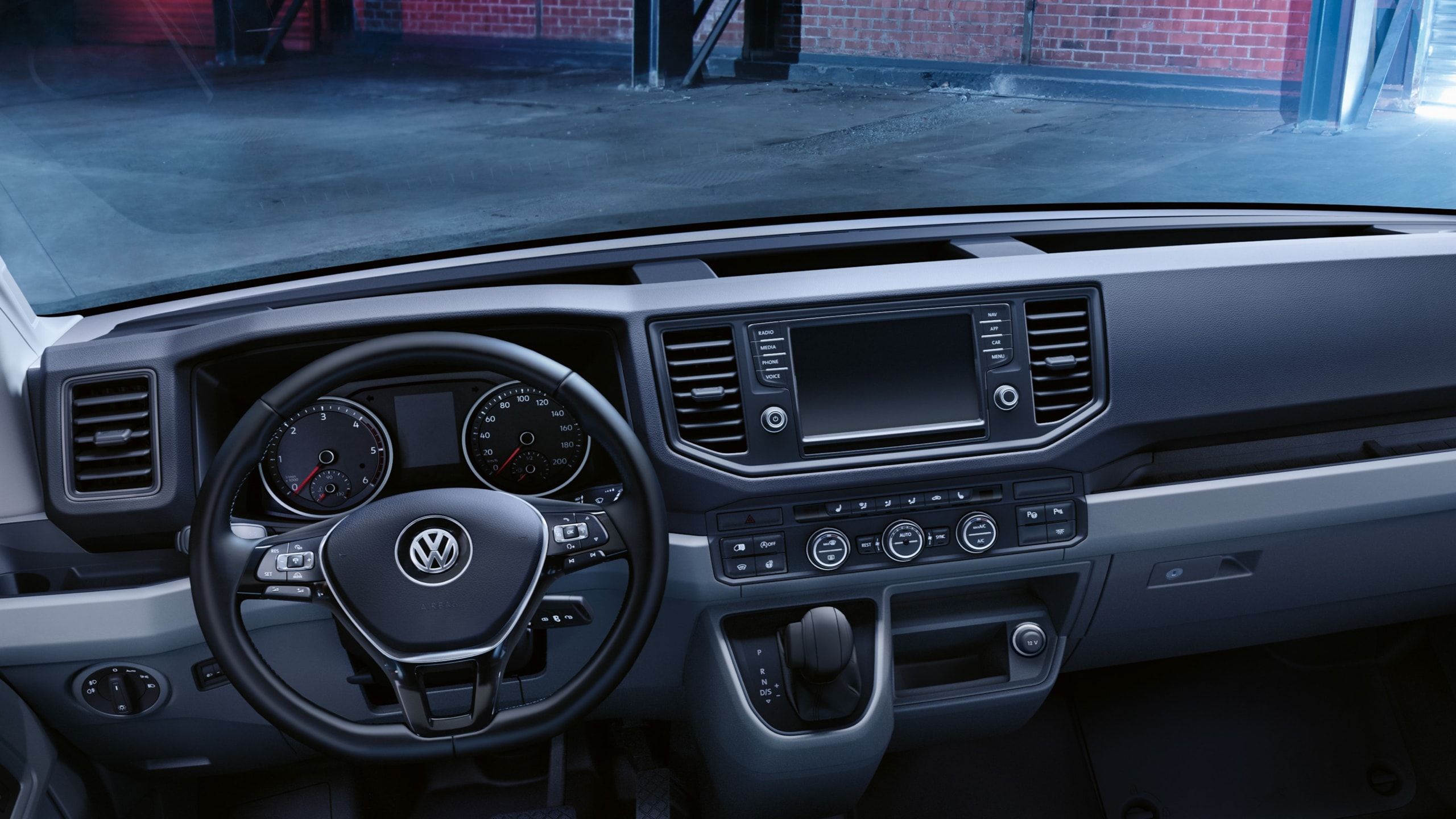 Uma visão da cabina do condutor da Crafter Chassis da Volkswagen Veículos Comerciais.