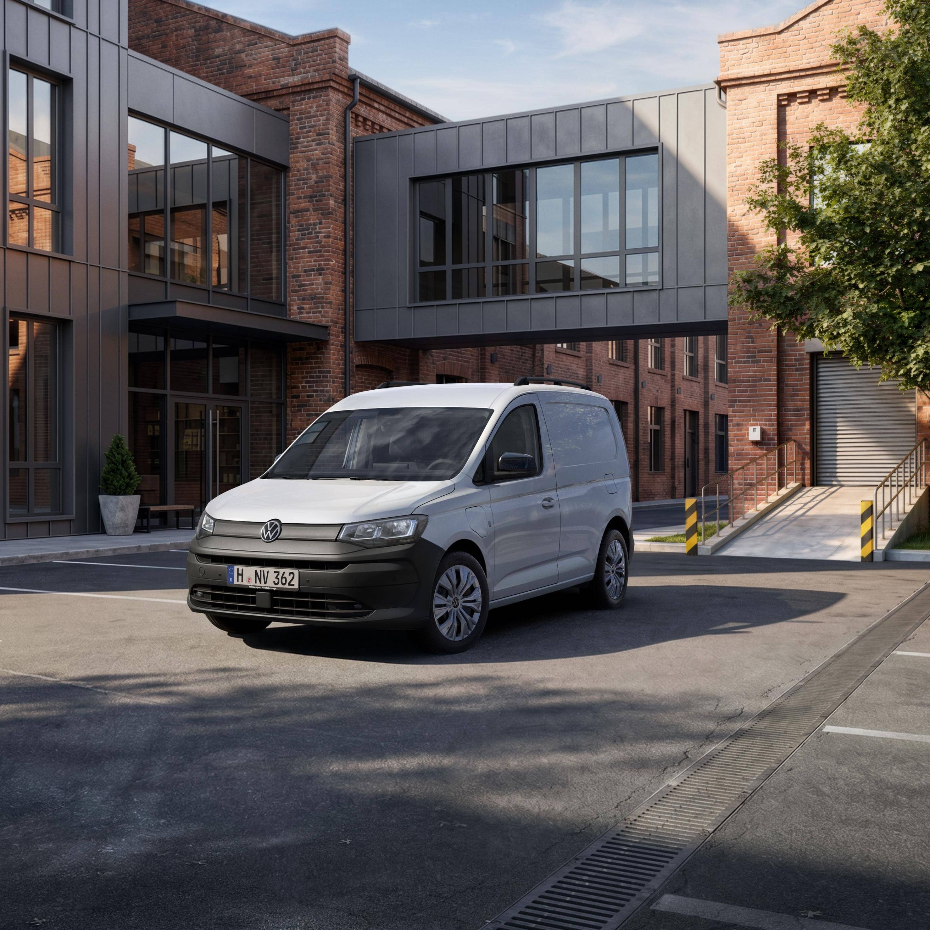Um Volkswagen Caddy Cargo estacionada à frente de prédios.