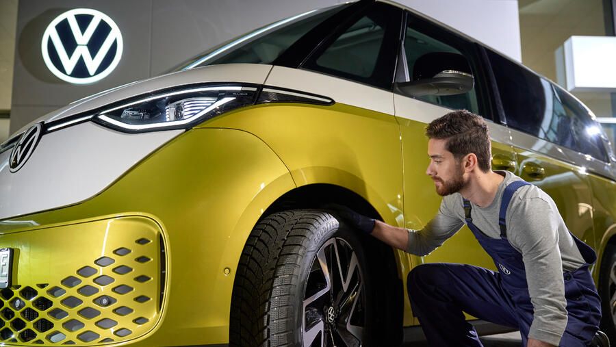Um mecânico VW a fazer a manutenção de um VW
