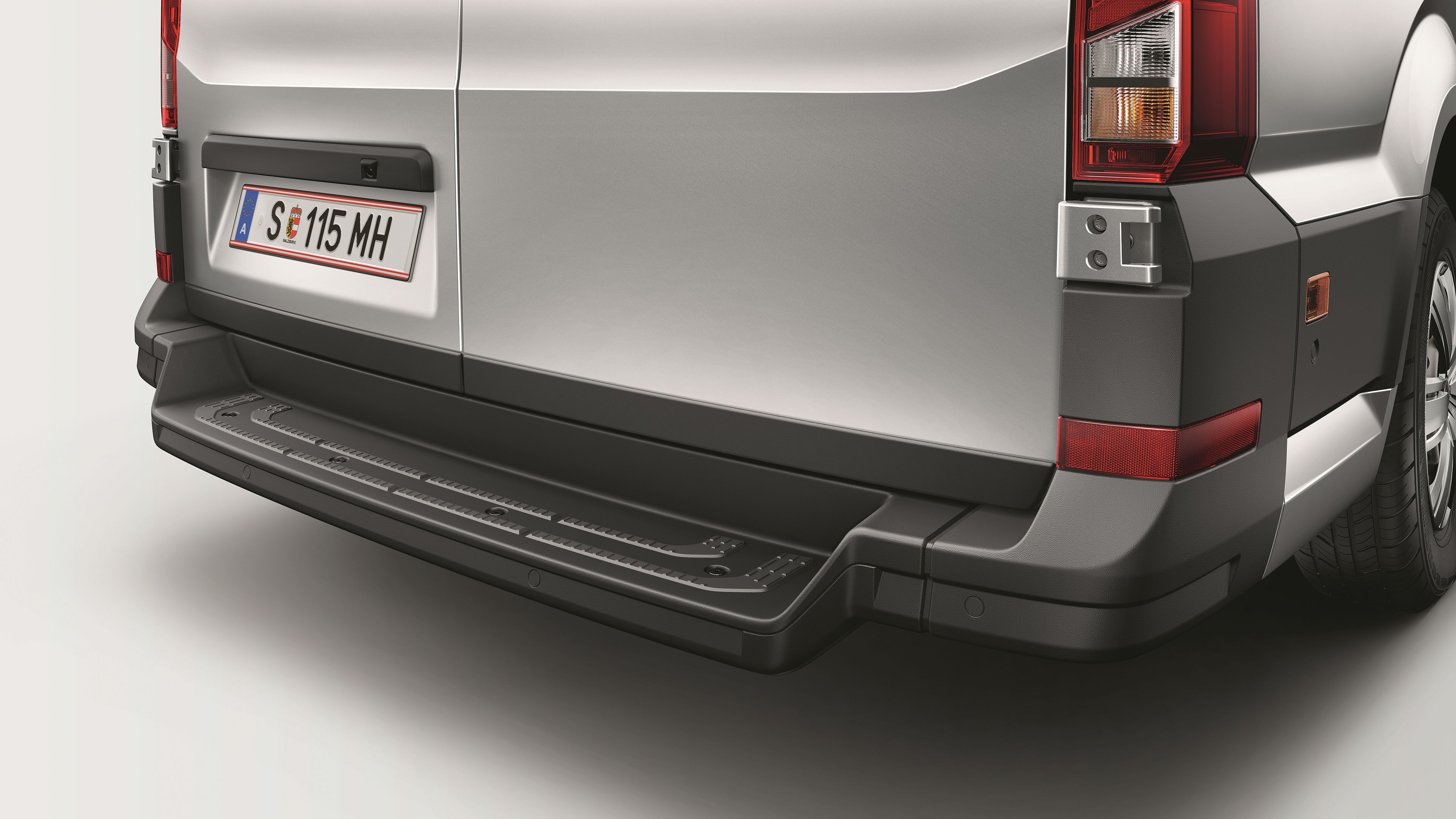 Degrau de largura integral no para-choques ao detalhe.