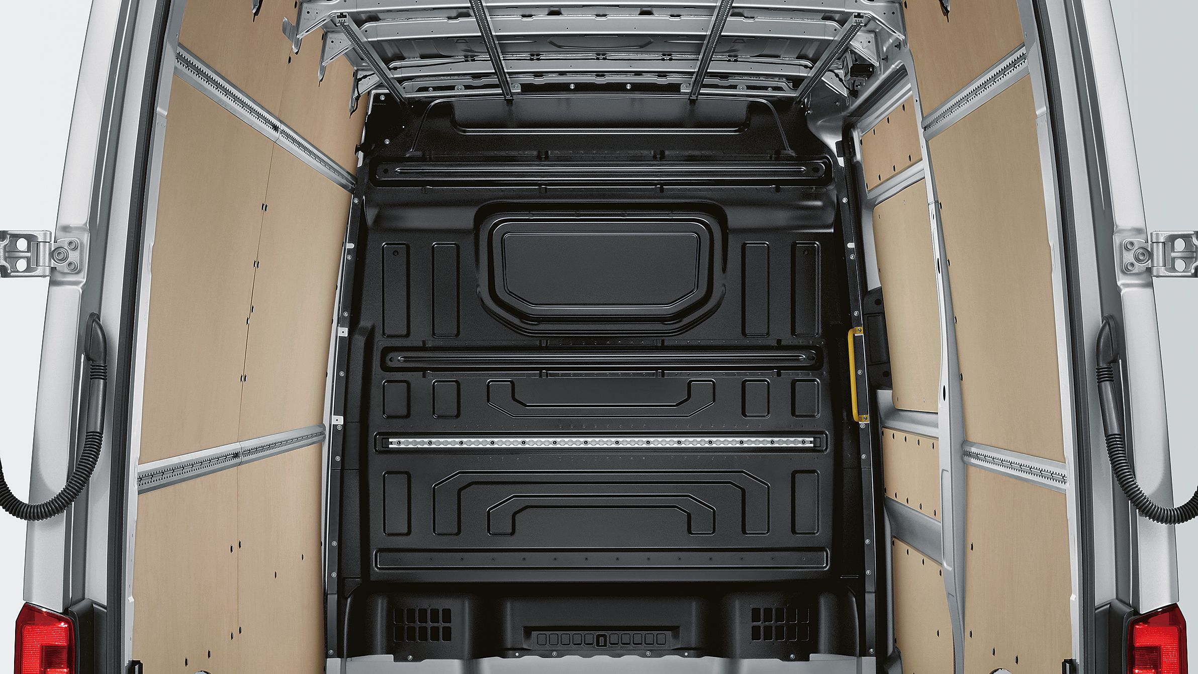 Interior do compartimento de carga do VW Crafter cargo com separador de carga sem janela.
