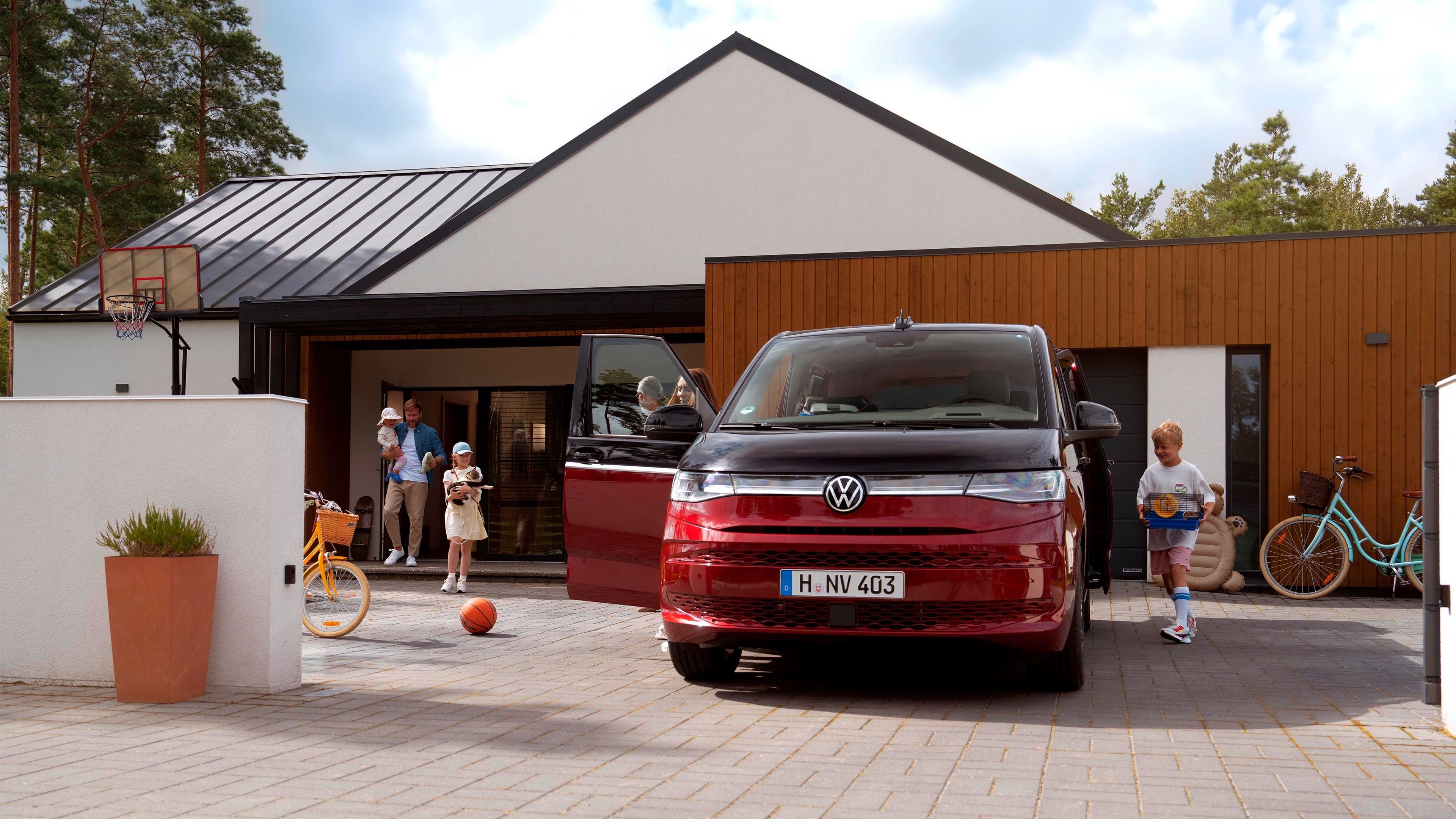 Uma família que entra na sua Volkswagen Multivan.