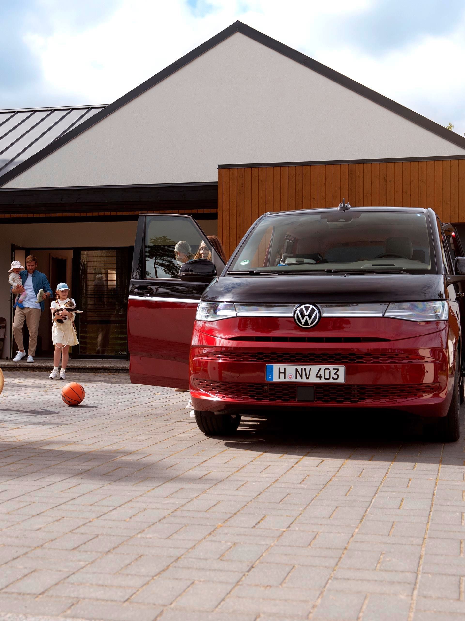 Uma família que entra na sua Volkswagen Multivan.