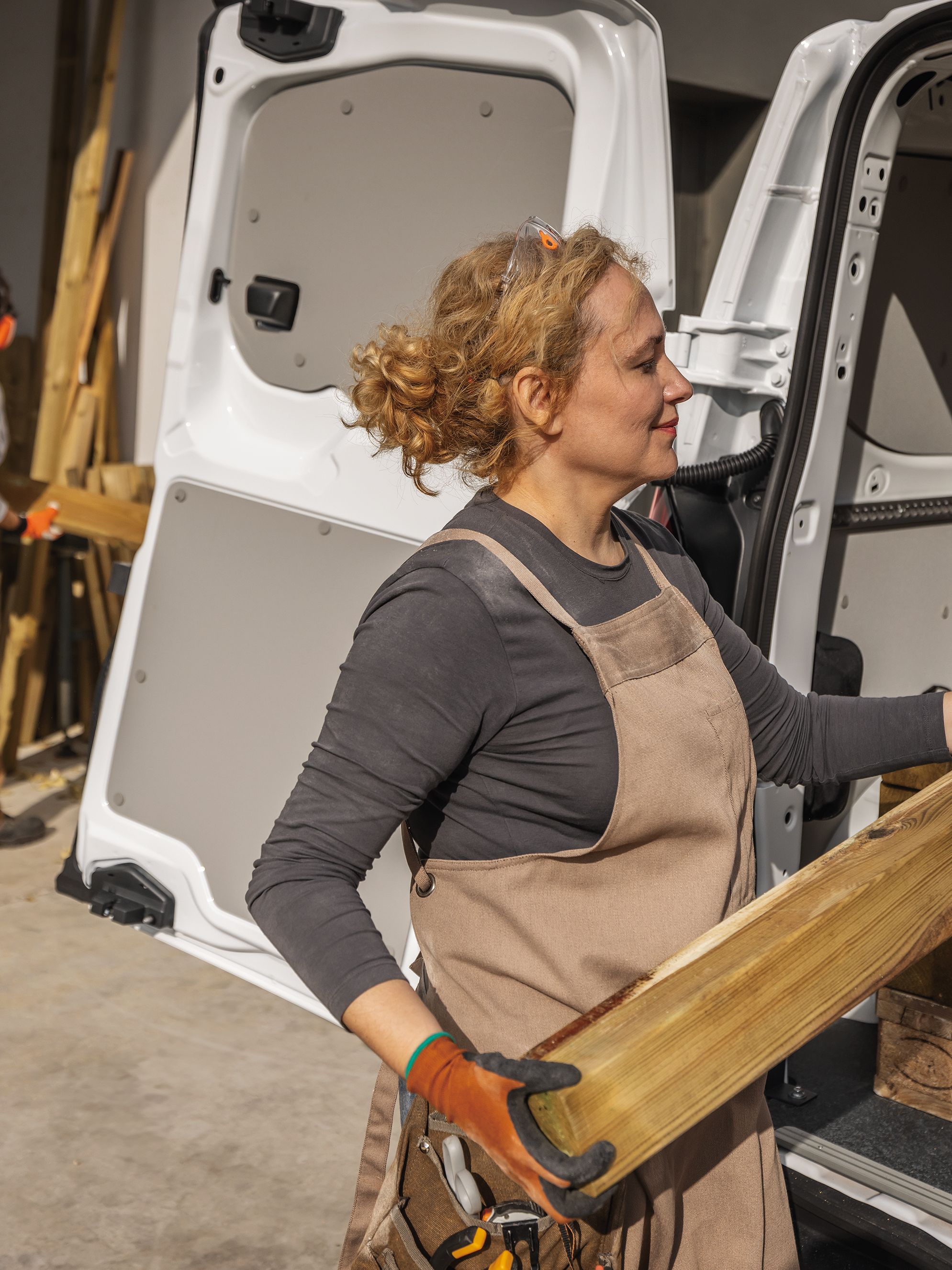 VW Transporter wird mit Holz beladen
