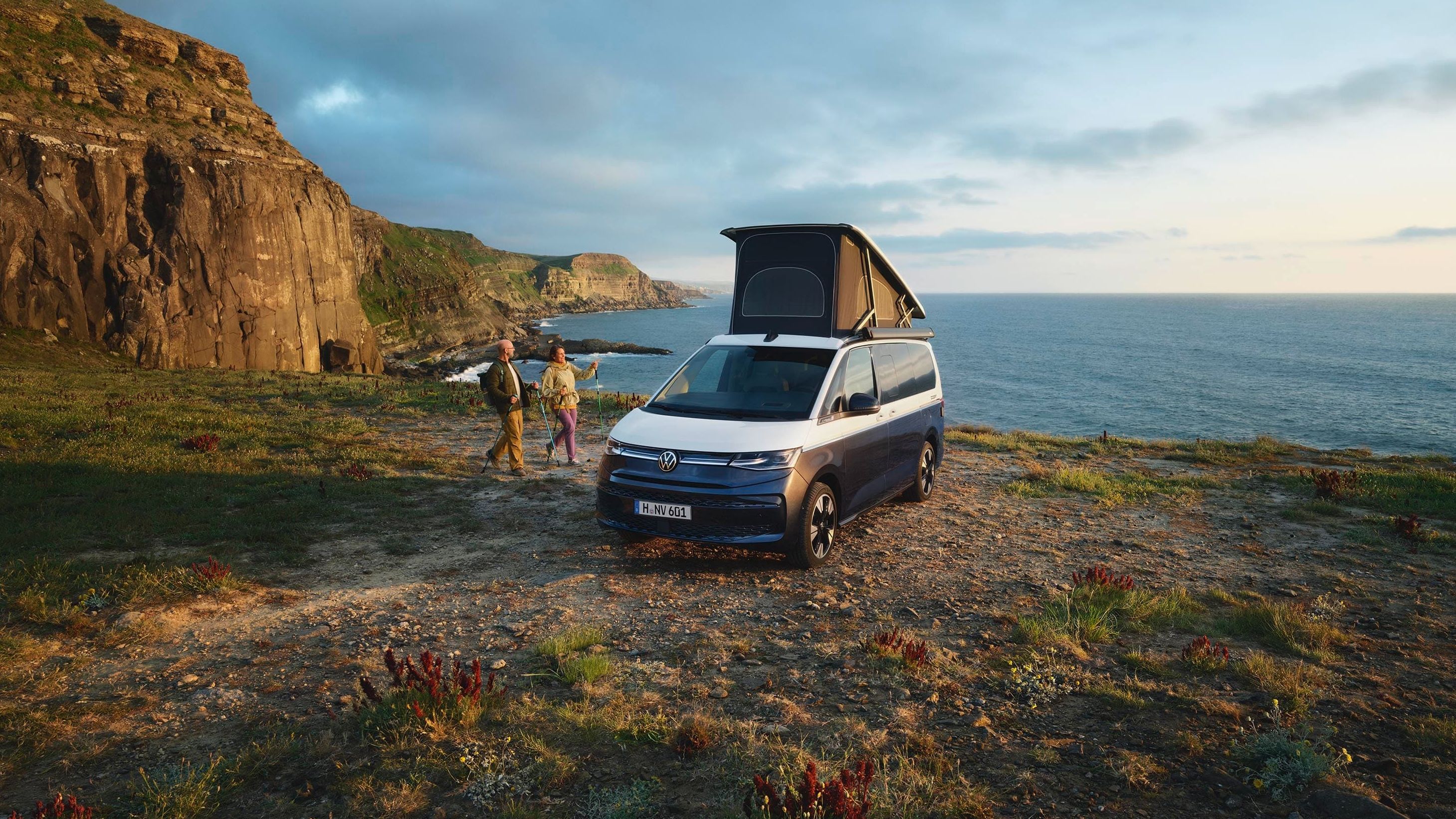 Uma California junto à costa, com o teto elevatório aberto.