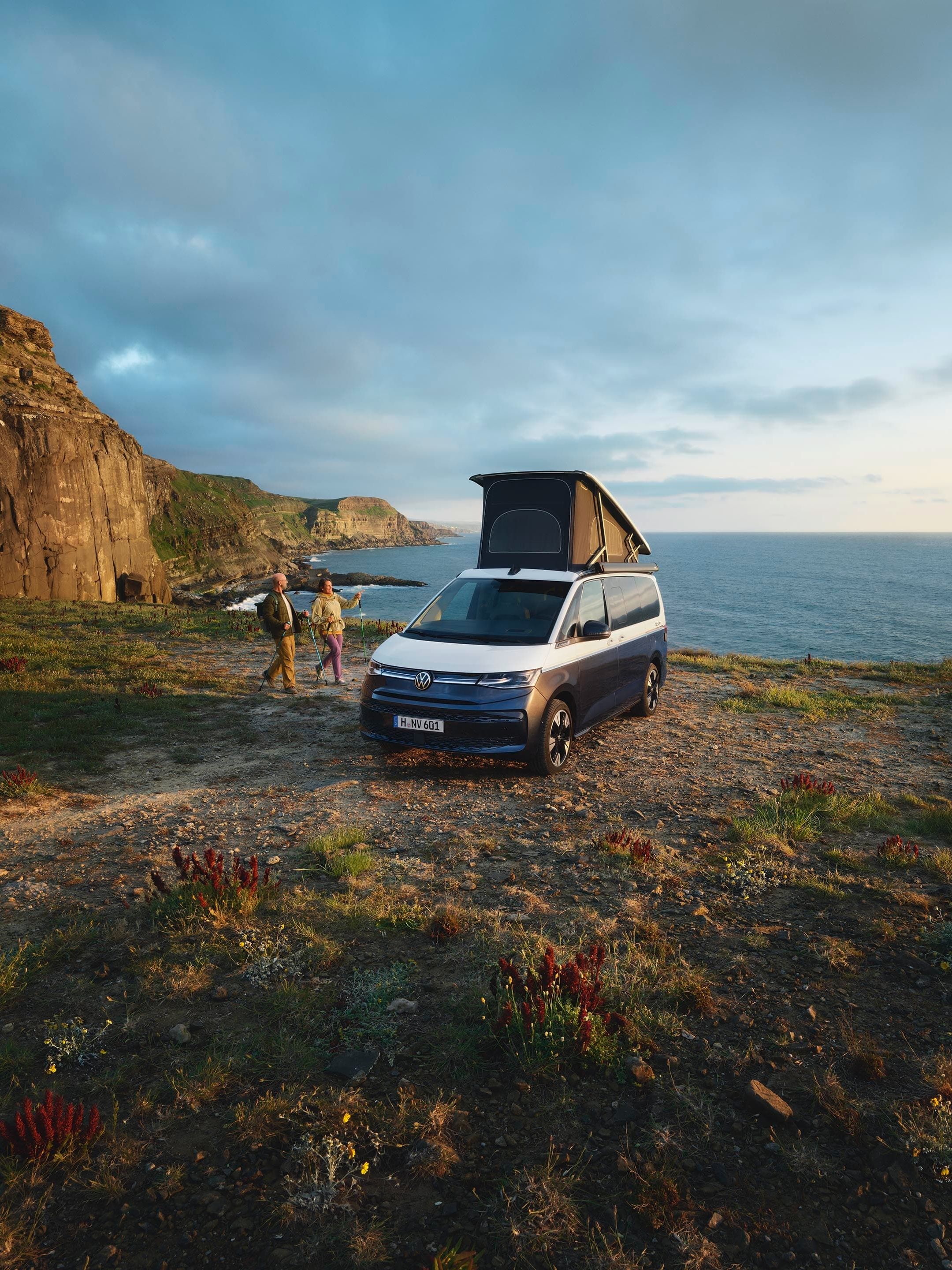 Uma California junto à costa, com o teto elevatório aberto.