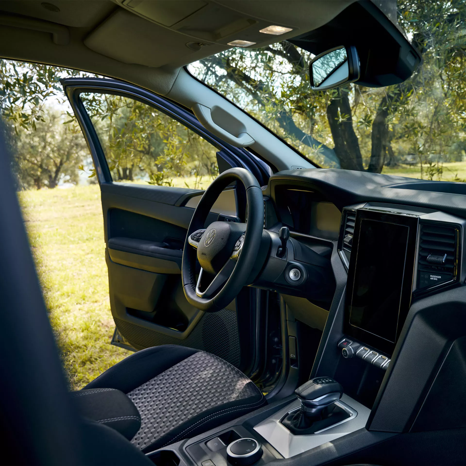 Ecrã de grandes dimensões no painel de instrumentos do VW Amarok.