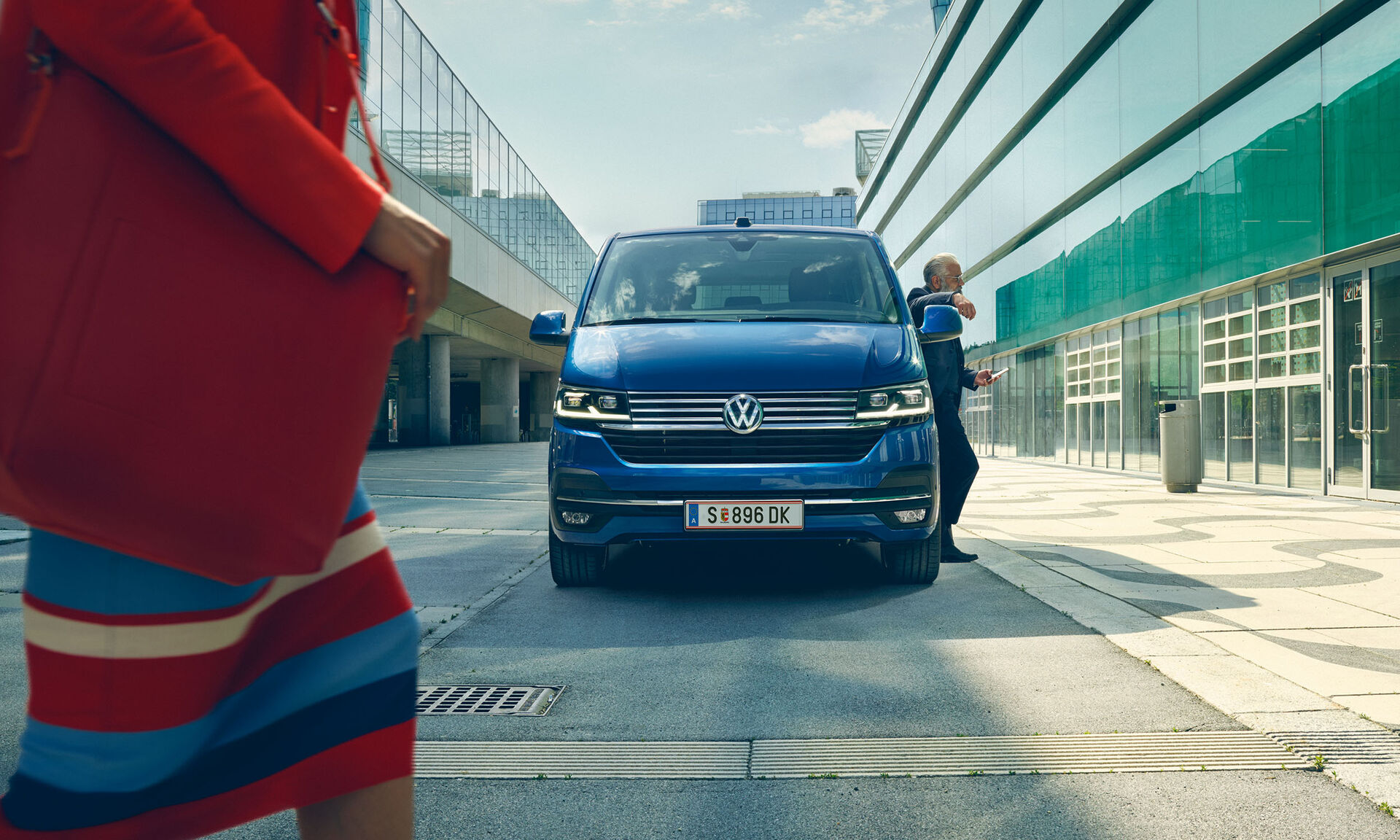 VW Caravelle 6.1 vista frontal azul na cidade 