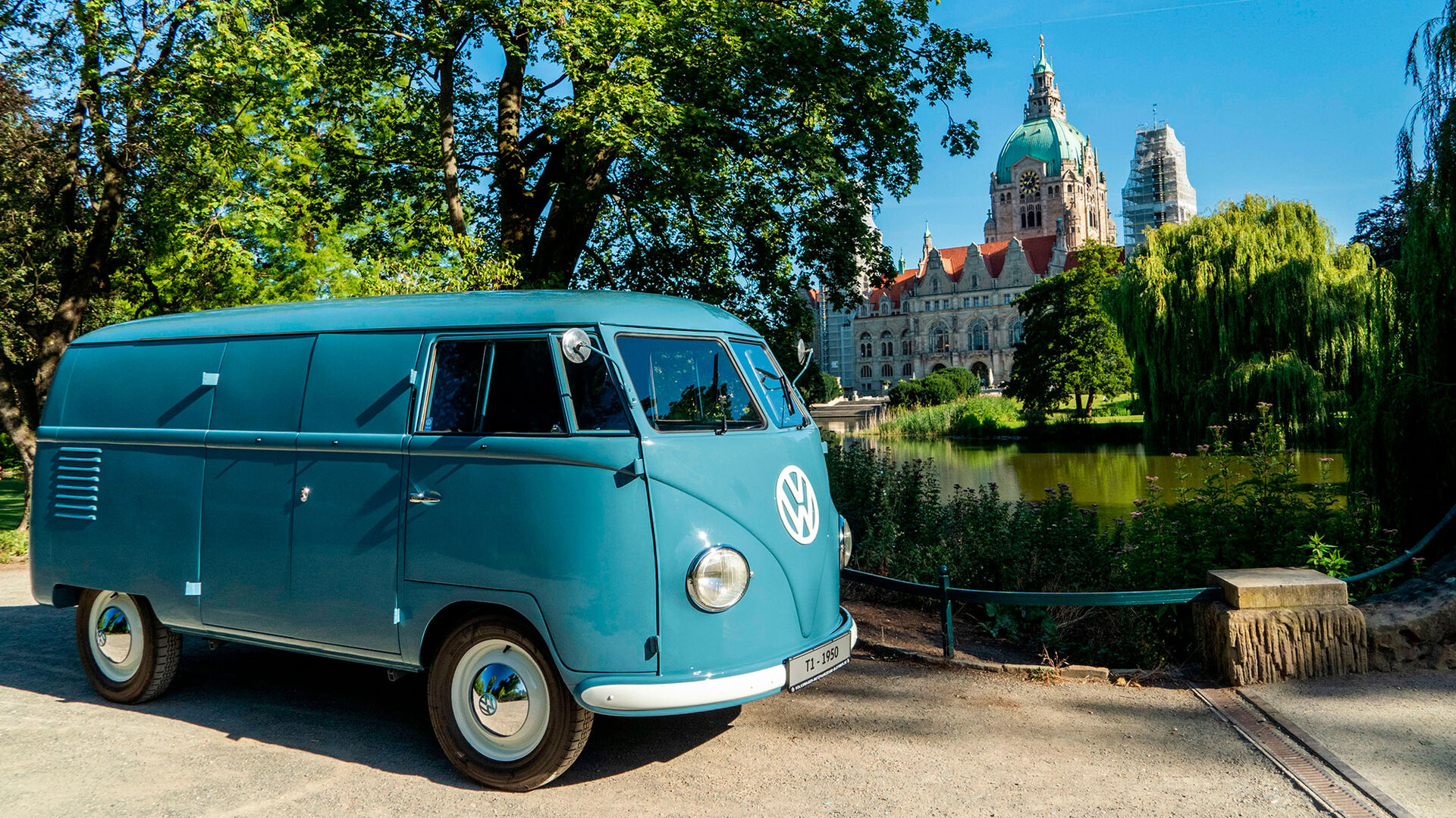 VW Transporter Sofie Pão de Forma junto a um palácio