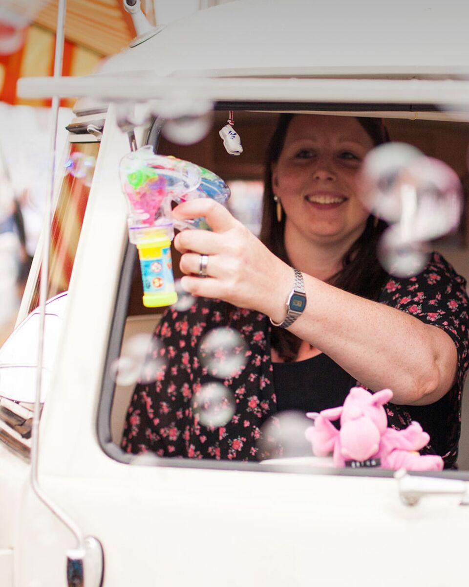 Uma participante do Festival de Verão Pão de Forma à janela da sua carrinha Pão de Forma colorida