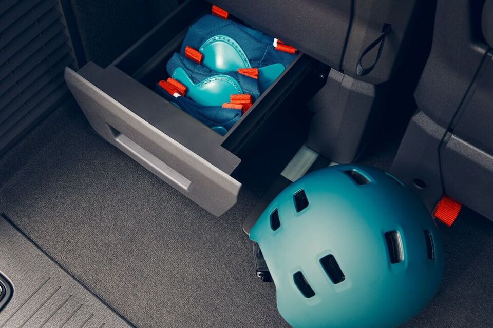 As gavetas de armazenamento sob os assentos na VW Multivan.