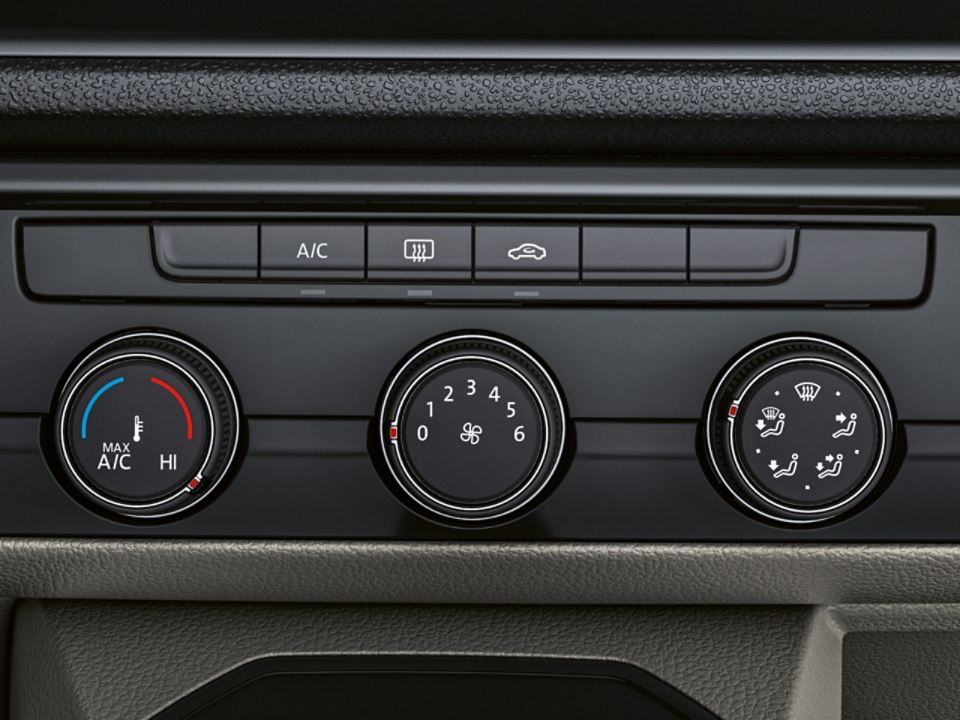 A imagem mostra a unidade de comando do sistema de aquecimento e climatização de uma carrinha Volkswagen.
