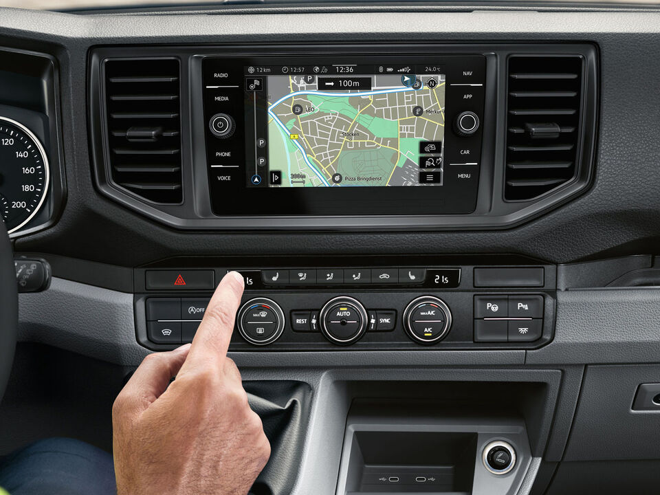 Cockpit da VW Crafter a ver-se o serviço online Car-Net no ecrã multifunções