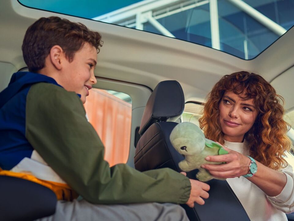 Uma mãe com o seu filho no novo VW Caddy California