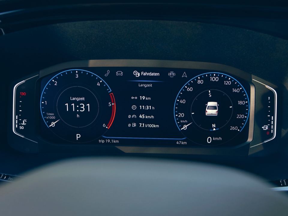 Velocímetro digital da autocaravana VW California 6.1 a mostrar a vista geral dos dados de viagem.