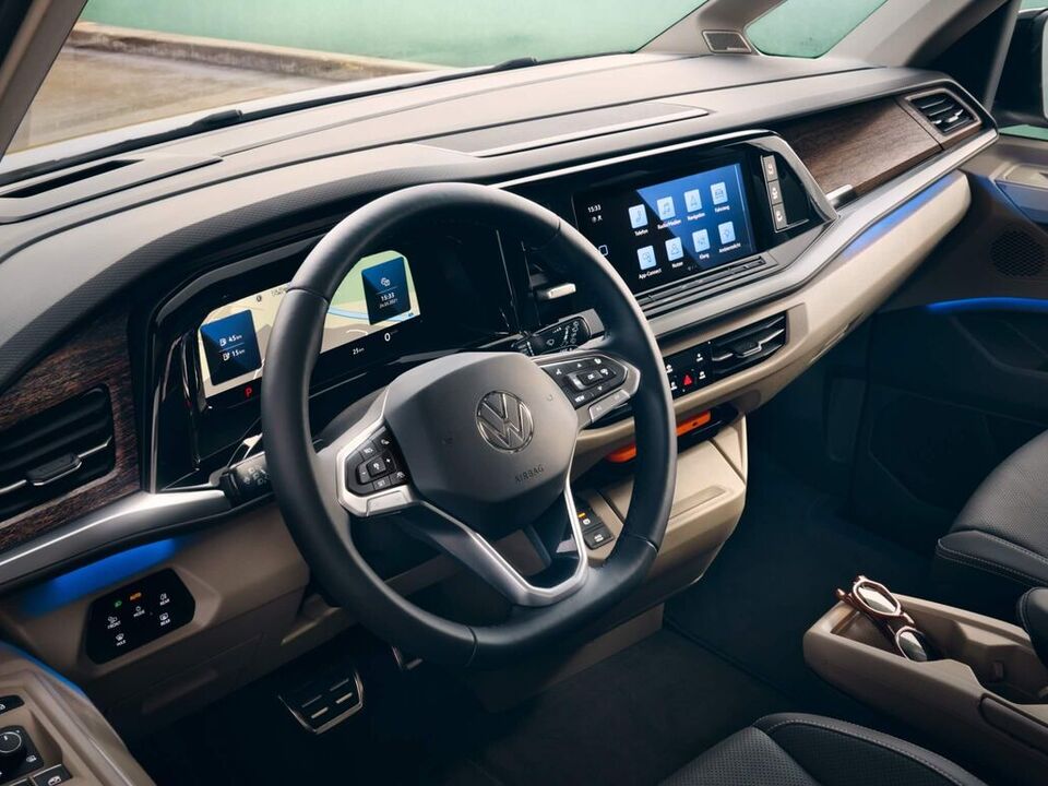 O cockpit da VW Multivan Style com iluminação ambiente.