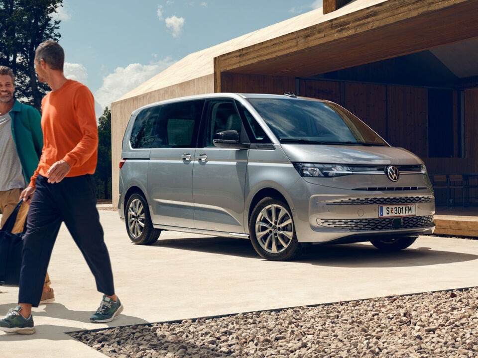 A Multivan Life da Volkswagen está estacionado num pátio.