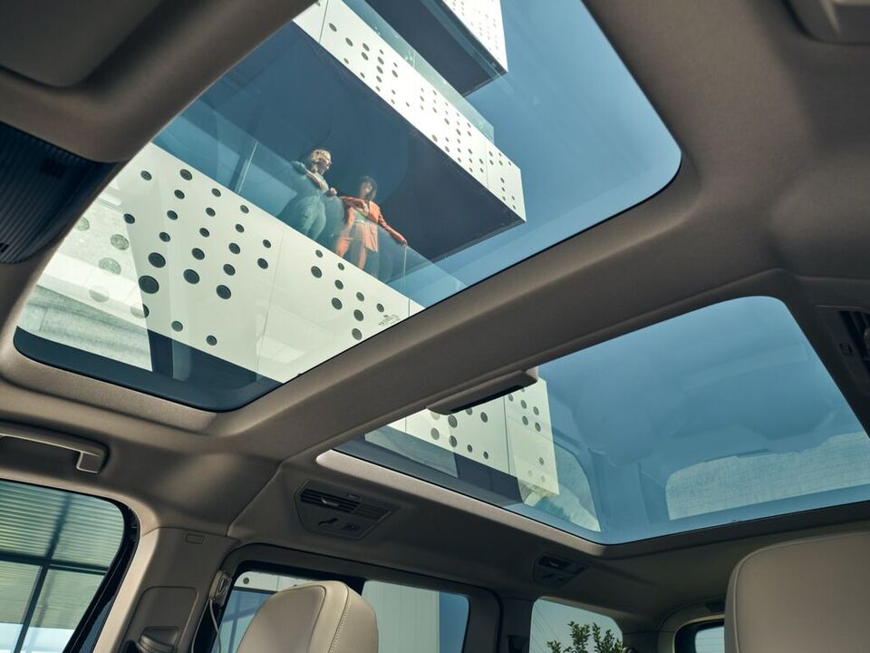 Vista do teto de vidro panorâmico da Multivan Style da Volkswagen.
