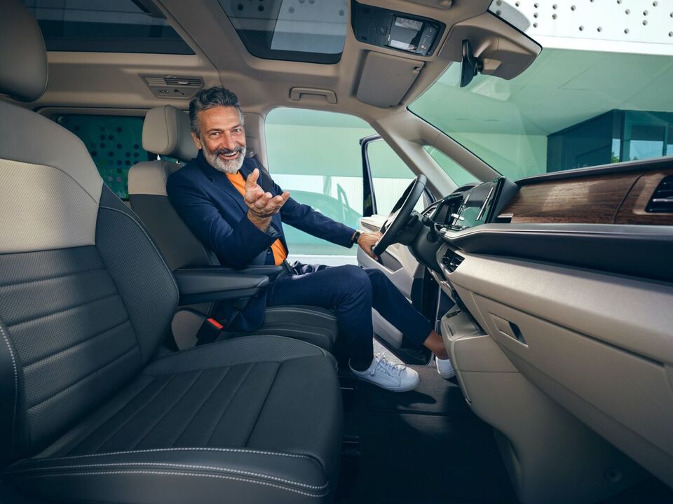 Um homem sentado no banco da frente da nova Multivan da Volkswagen.