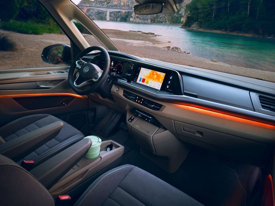 A luz ambiente no interior da Multivan da Volkswagen.