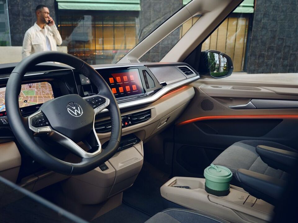A iluminação ambiente no interior da Multivan da Volkswagen.