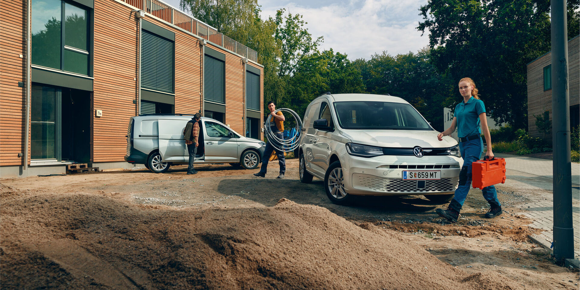 A nova carrinha VW Caddy Cargo em ação num estaleiro de construção.
