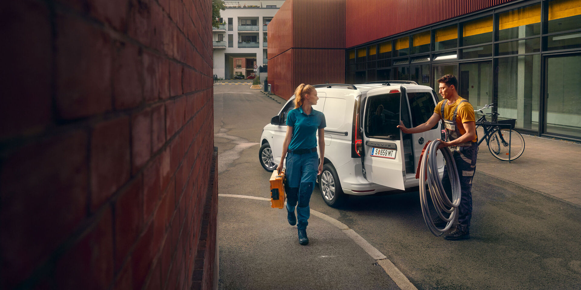 A nova carrinha Volkswagen Caddy Cargo em ação para operários.